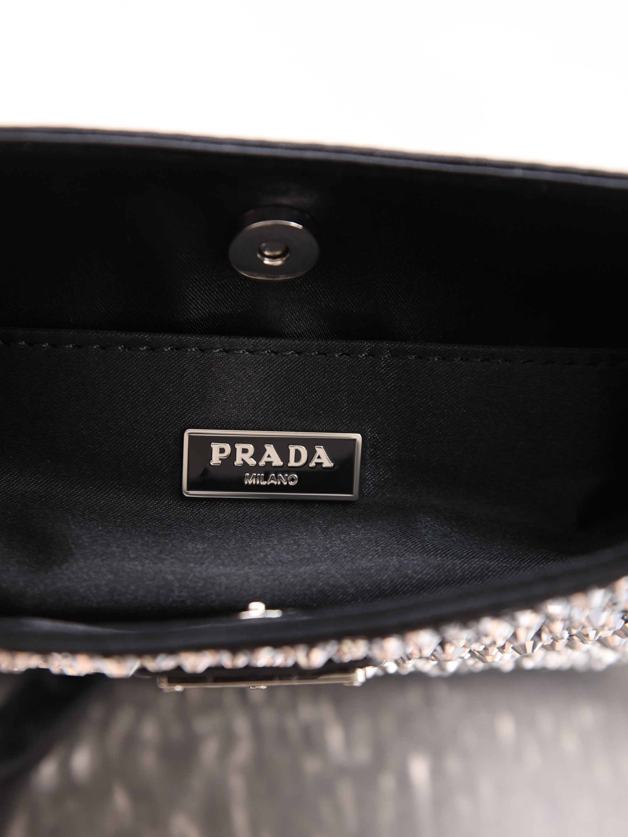 新款。Prada Ss21新品 闪闪水钻 满钻Hobo包 哇咔咔！整个包都是闪钻镶嵌成的水钻Prada Hobo包包 在