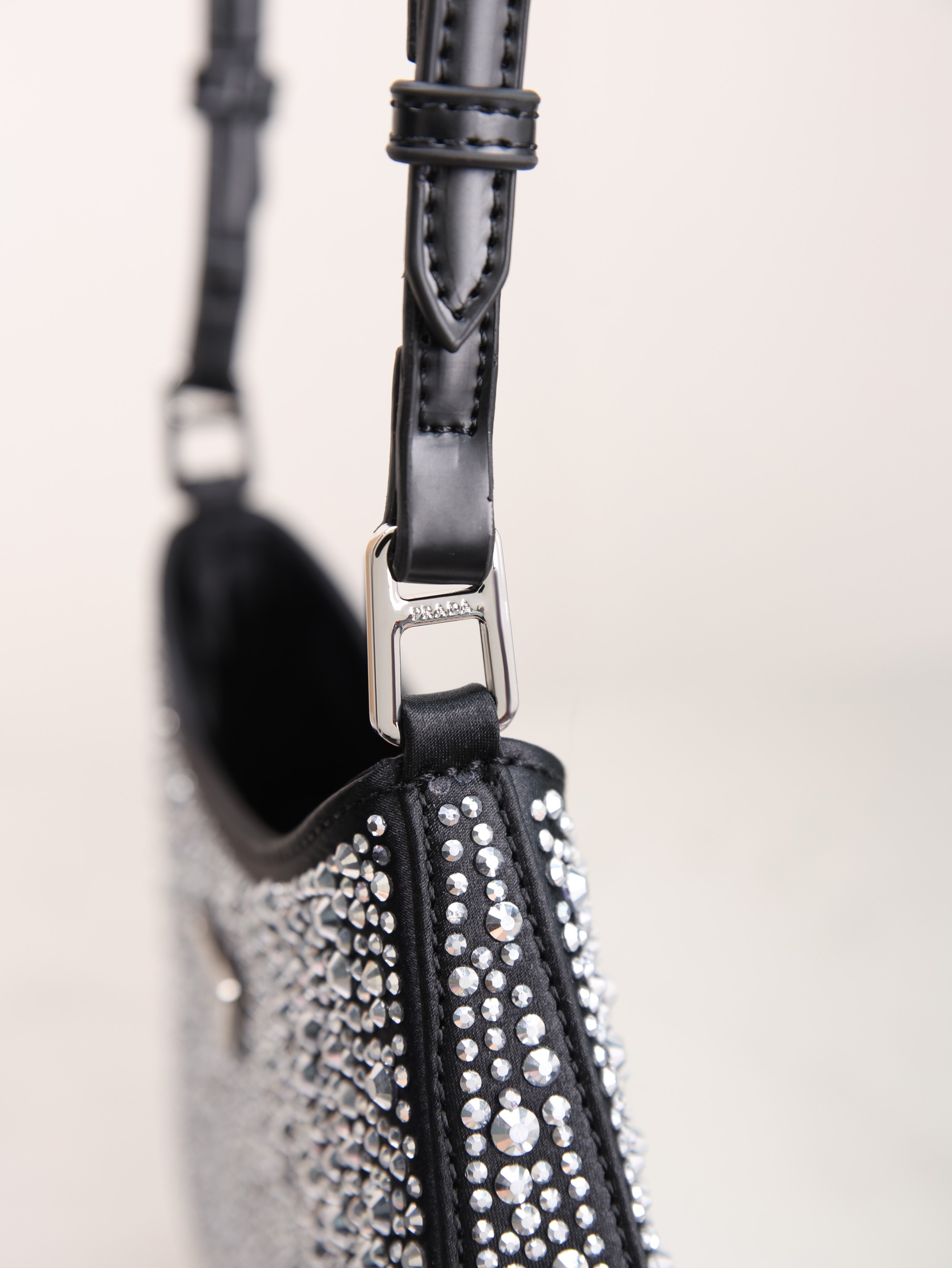 新款。Prada Ss21新品 闪闪水钻 满钻Hobo包 哇咔咔！整个包都是闪钻镶嵌成的水钻Prada Hobo包包 在