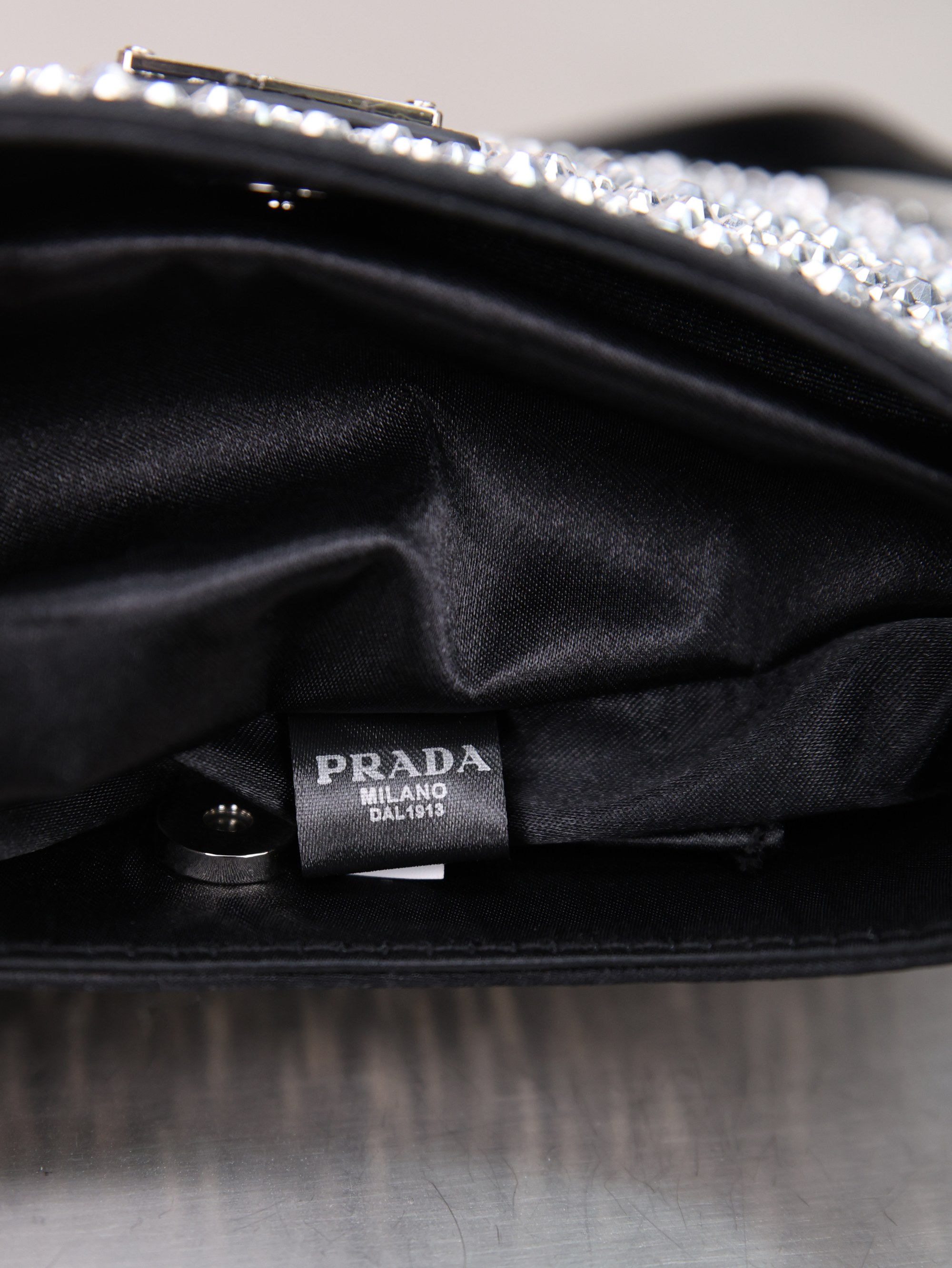 新款。Prada Ss21新品 闪闪水钻 满钻Hobo包 哇咔咔！整个包都是闪钻镶嵌成的水钻Prada Hobo包包 在