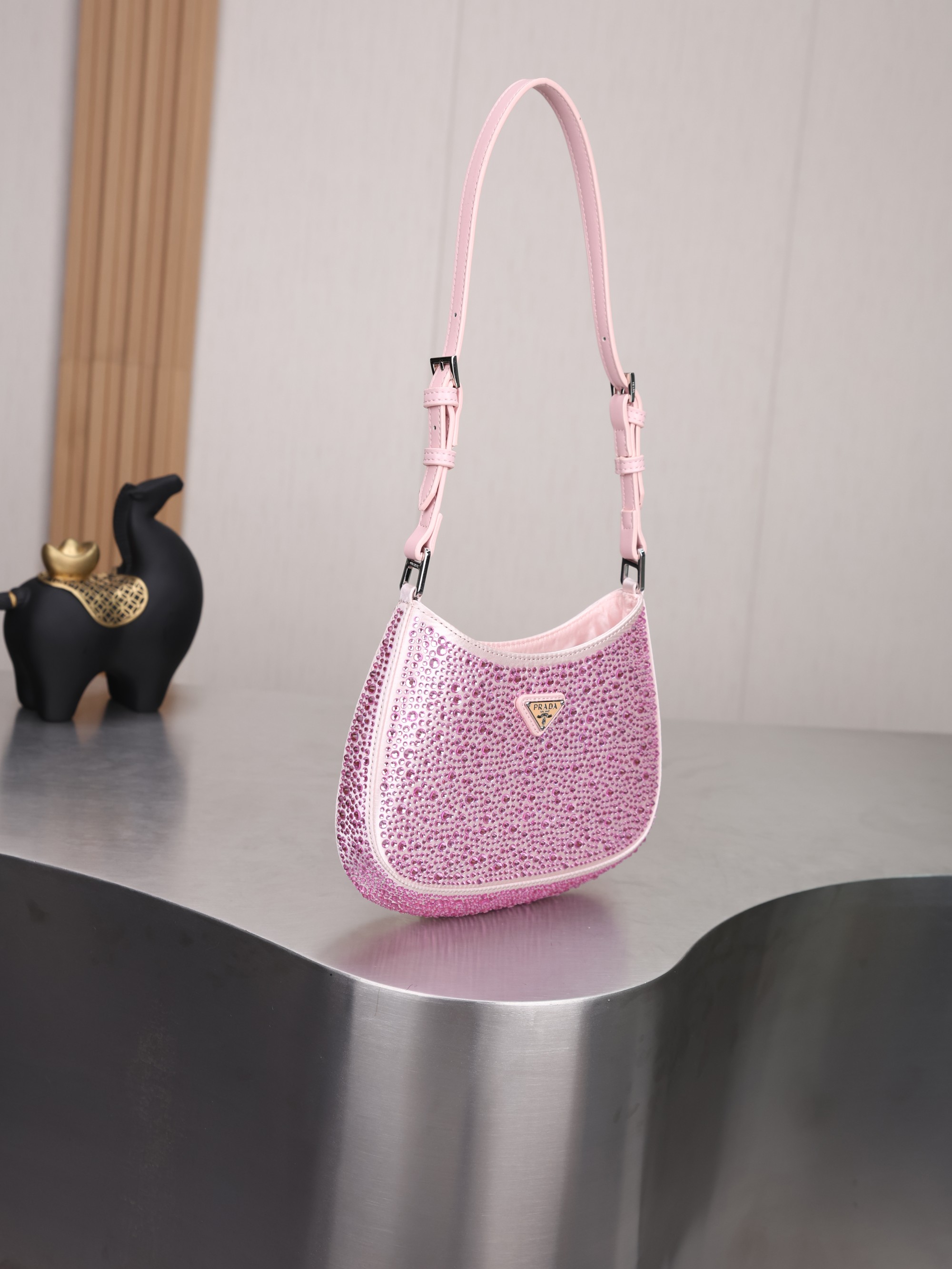 新款。Prada Ss21新品 闪闪水钻 满钻Hobo包 哇咔咔！整个包都是闪钻镶嵌成的水钻Prada Hobo包包 在