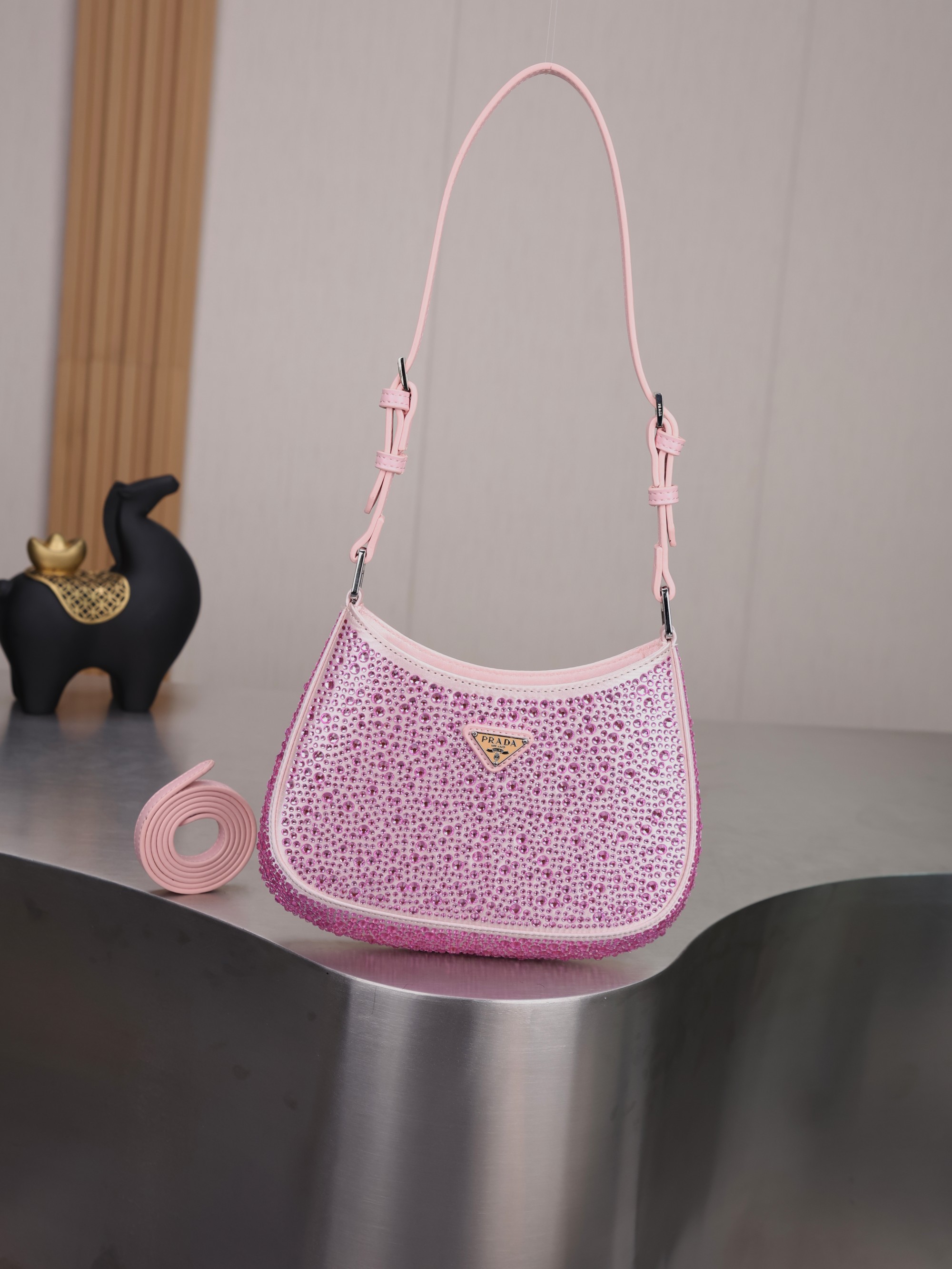 新款。Prada Ss21新品 闪闪水钻 满钻Hobo包 哇咔咔！整个包都是闪钻镶嵌成的水钻Prada Hobo包包 在