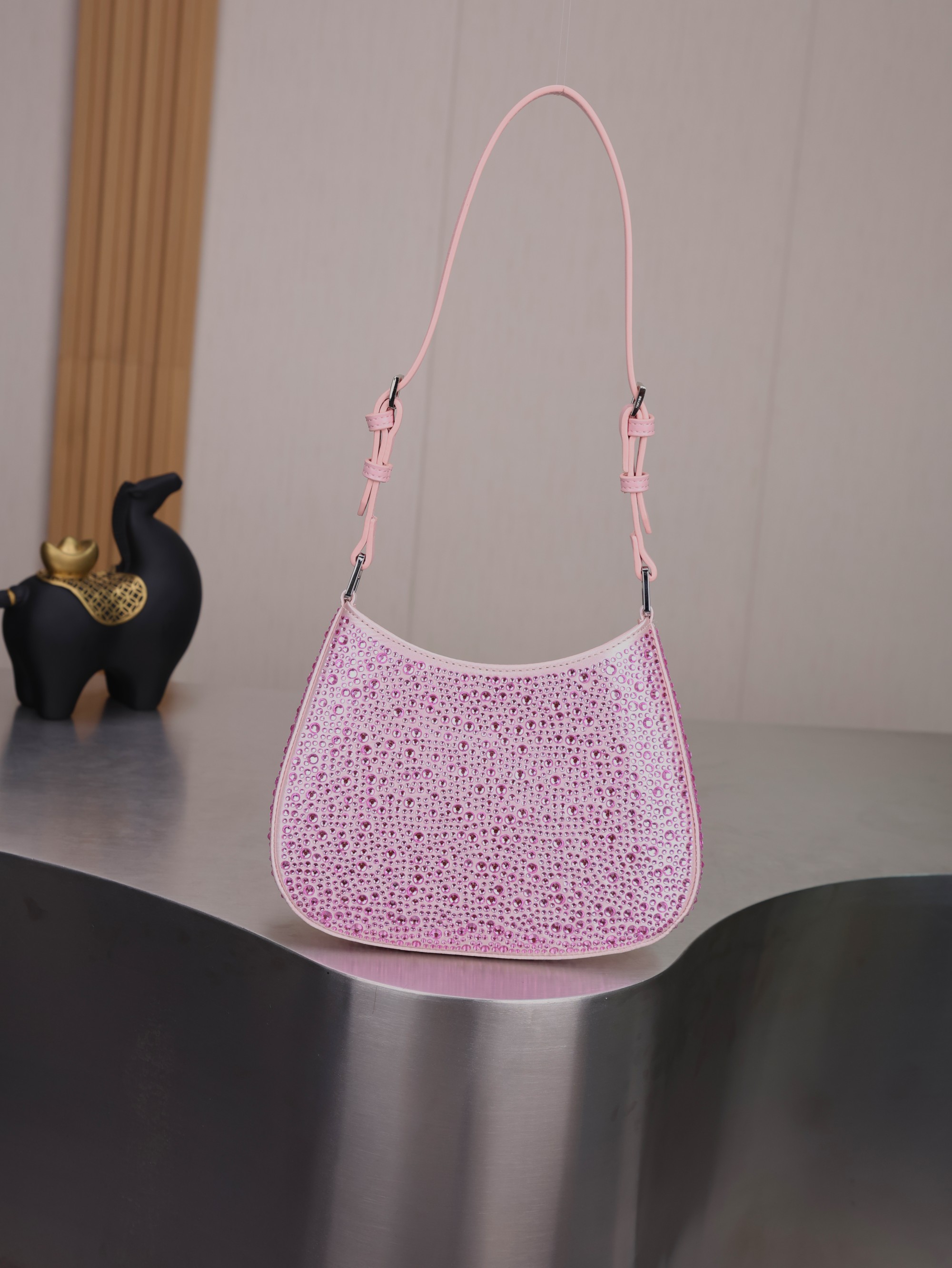 新款。Prada Ss21新品 闪闪水钻 满钻Hobo包 哇咔咔！整个包都是闪钻镶嵌成的水钻Prada Hobo包包 在