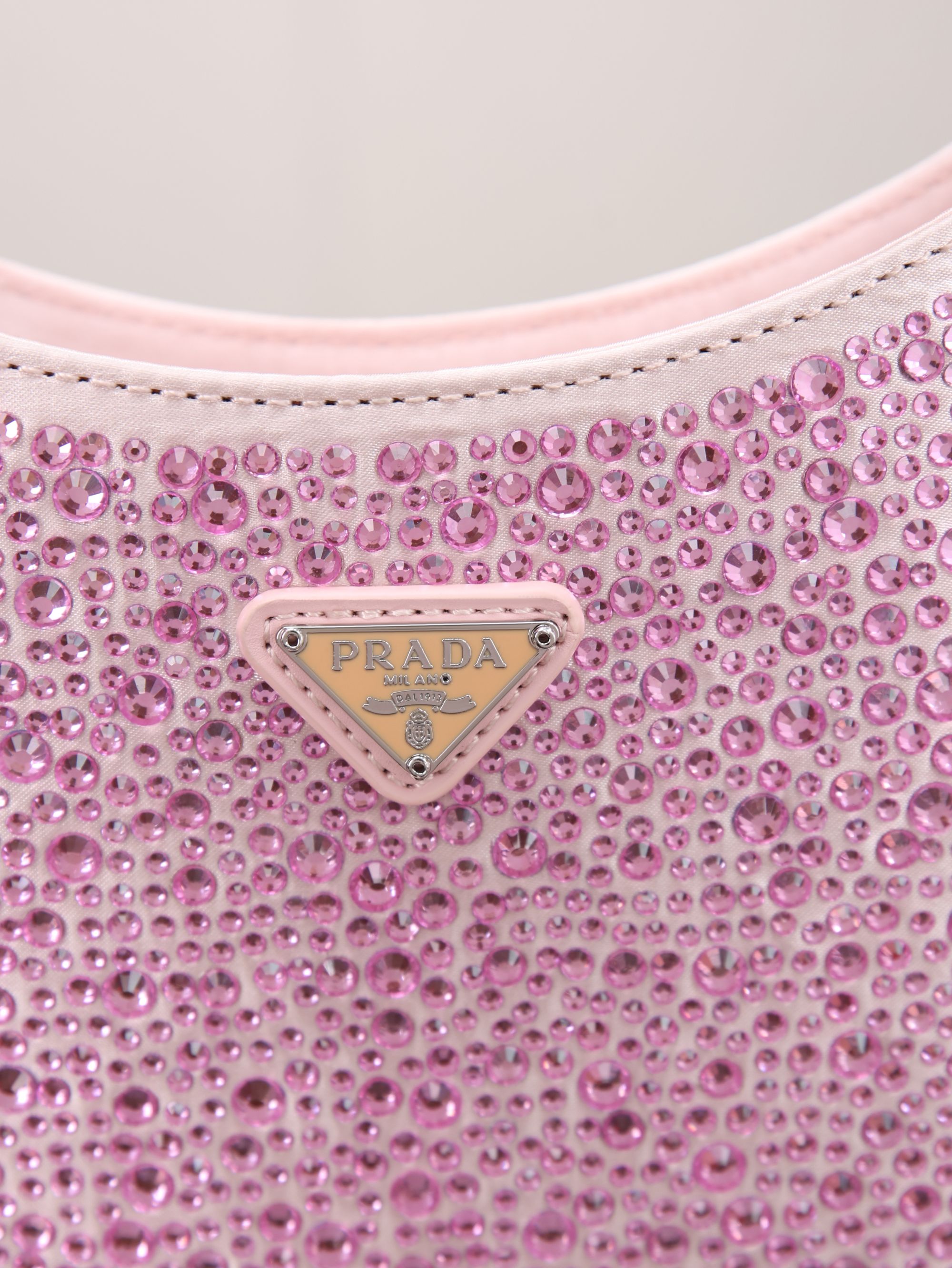 新款。Prada Ss21新品 闪闪水钻 满钻Hobo包 哇咔咔！整个包都是闪钻镶嵌成的水钻Prada Hobo包包 在
