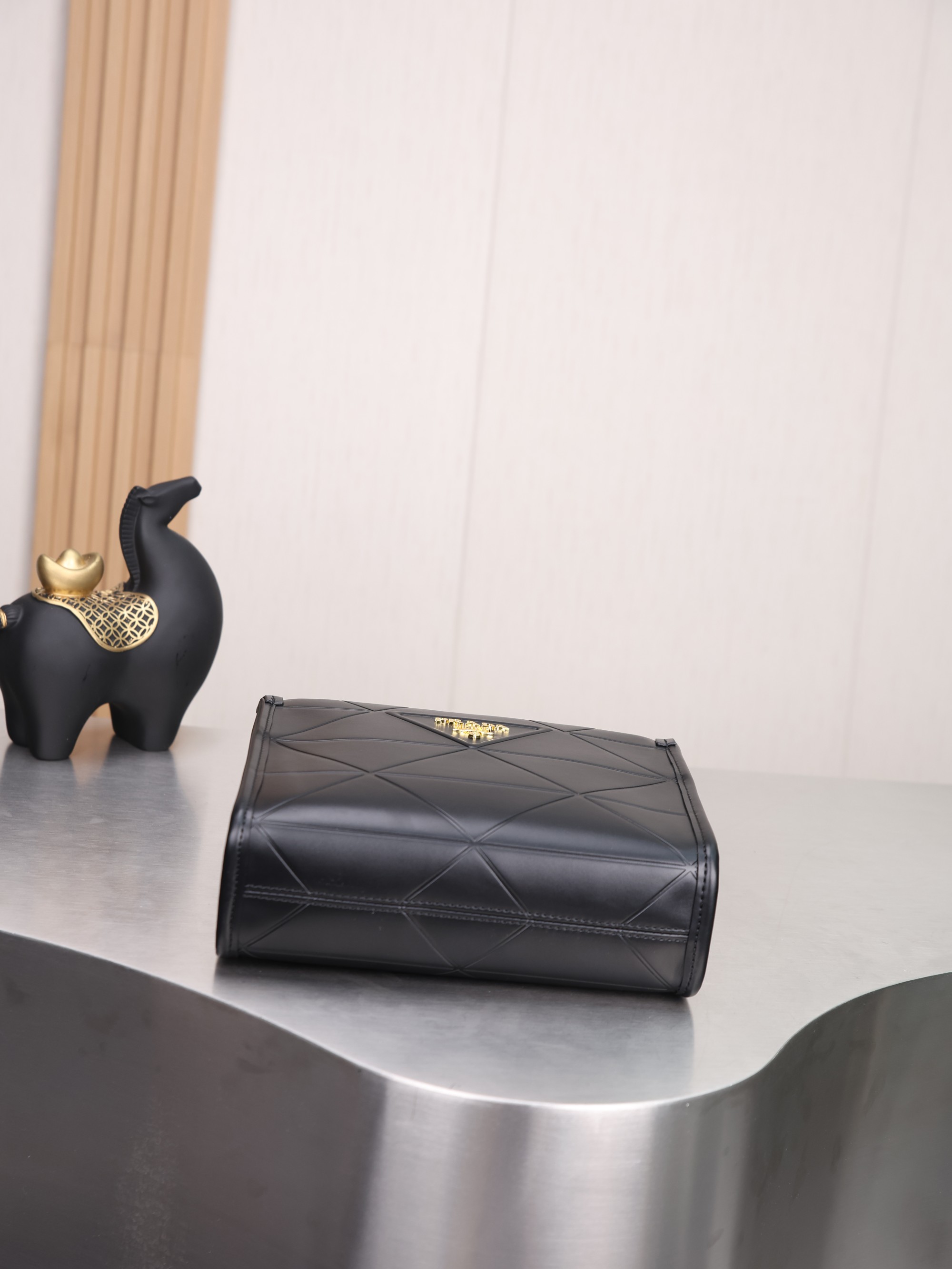 新款。Prada最新22Tote 购物袋 🛍️ 这个系列将是Prada接下来一整季的主打款式。Prada 手袋的曲线型设