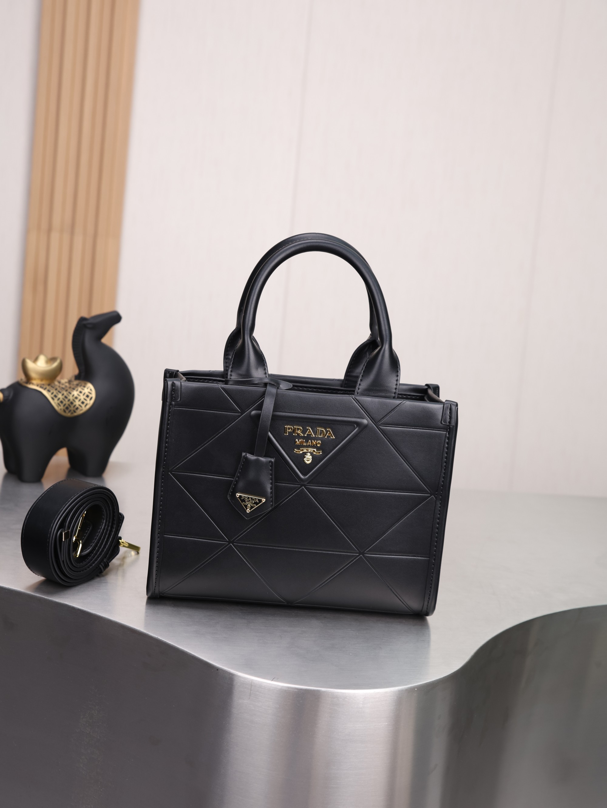 新款。Prada最新22Tote 购物袋 🛍️ 这个系列将是Prada接下来一整季的主打款式。Prada 手袋的曲线型设