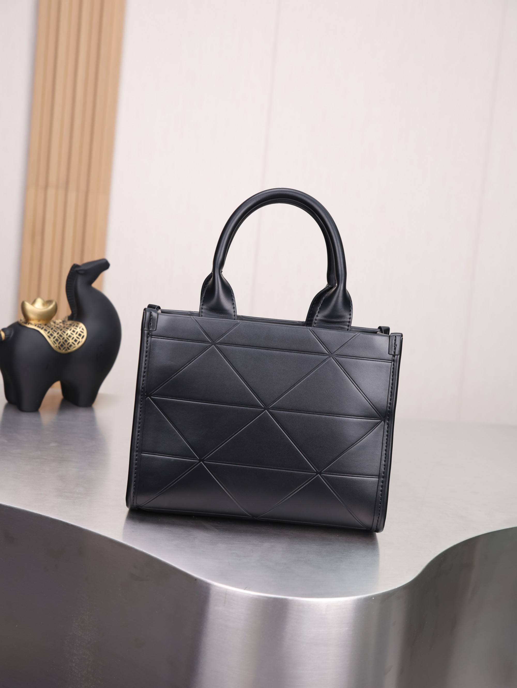 新款。Prada最新22Tote 购物袋 🛍️ 这个系列将是Prada接下来一整季的主打款式。Prada 手袋的曲线型设