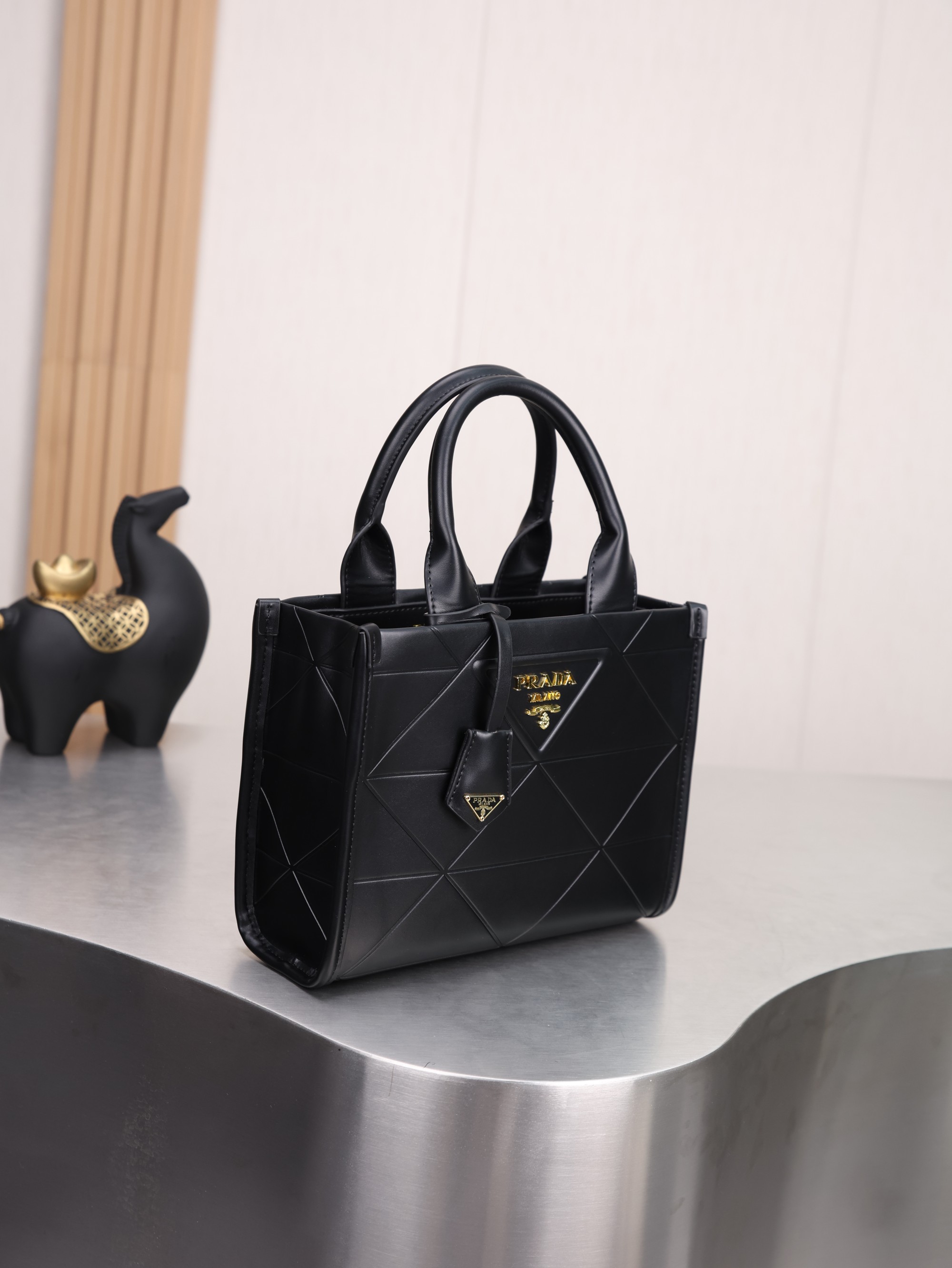 新款。Prada最新22Tote 购物袋 🛍️ 这个系列将是Prada接下来一整季的主打款式。Prada 手袋的曲线型设