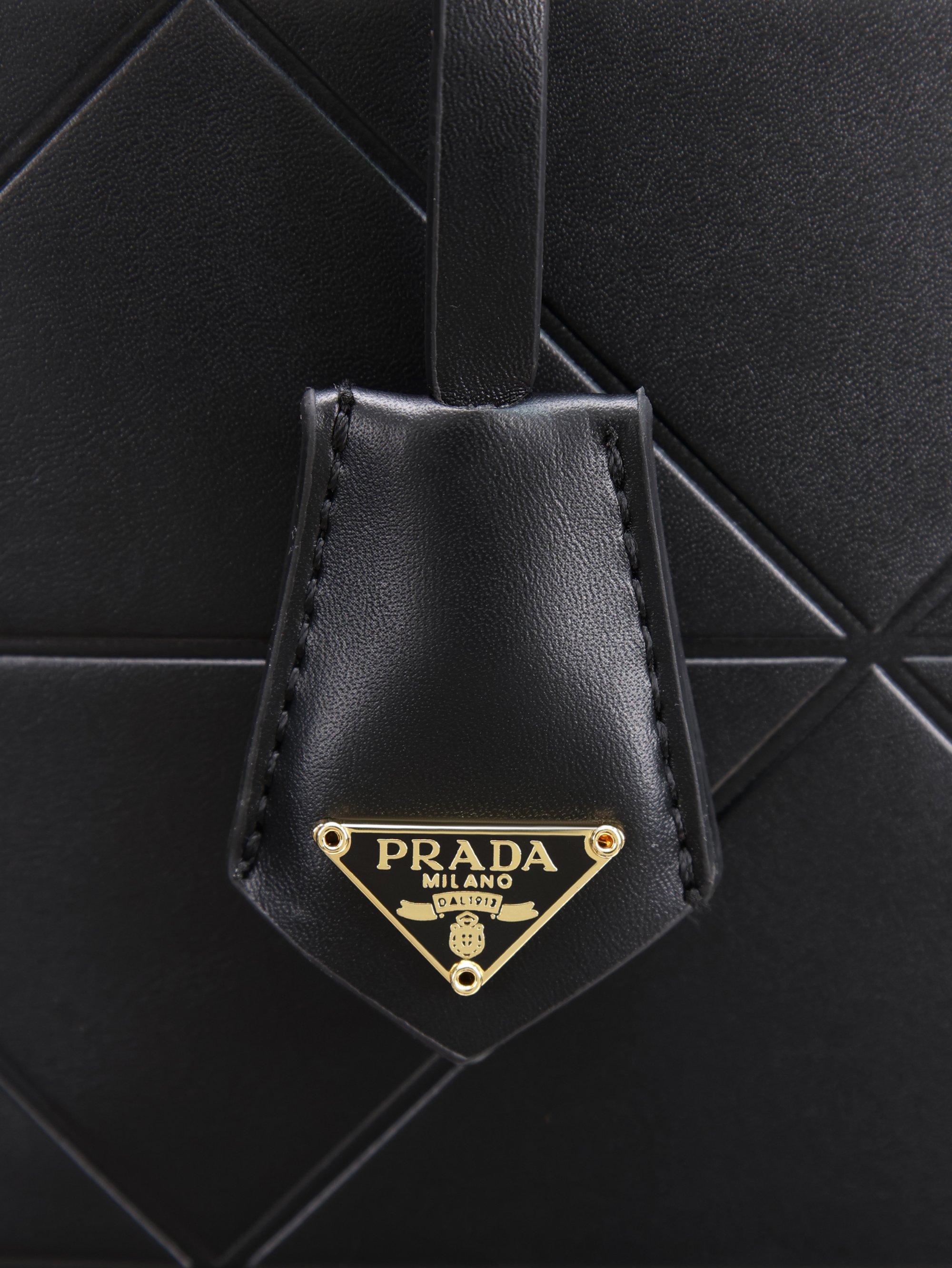 新款。Prada最新22Tote 购物袋 🛍️ 这个系列将是Prada接下来一整季的主打款式。Prada 手袋的曲线型设