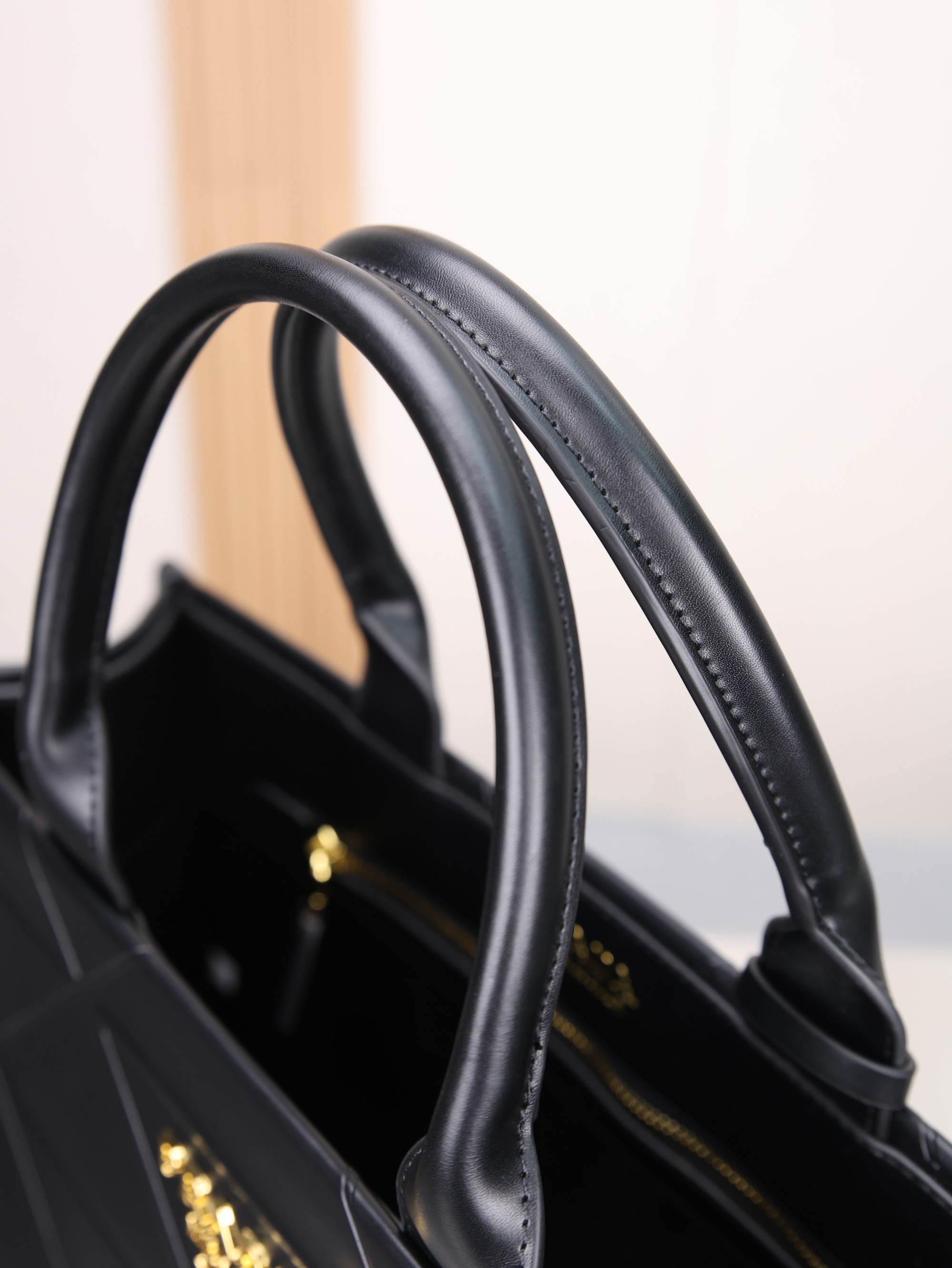 新款。Prada最新22Tote 购物袋 🛍️ 这个系列将是Prada接下来一整季的主打款式。Prada 手袋的曲线型设