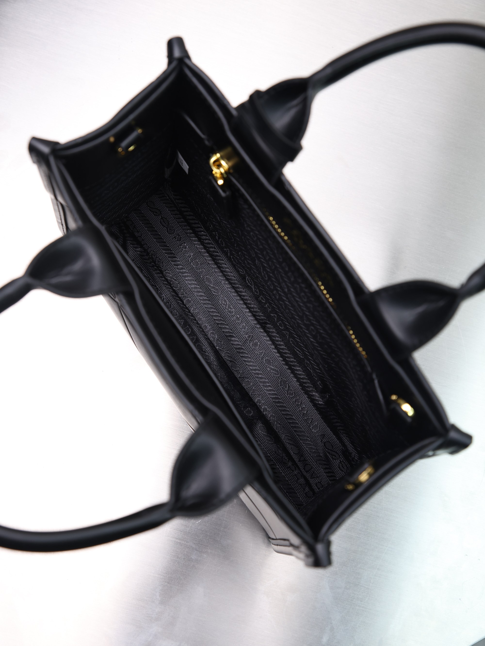 新款。Prada最新22Tote 购物袋 🛍️ 这个系列将是Prada接下来一整季的主打款式。Prada 手袋的曲线型设