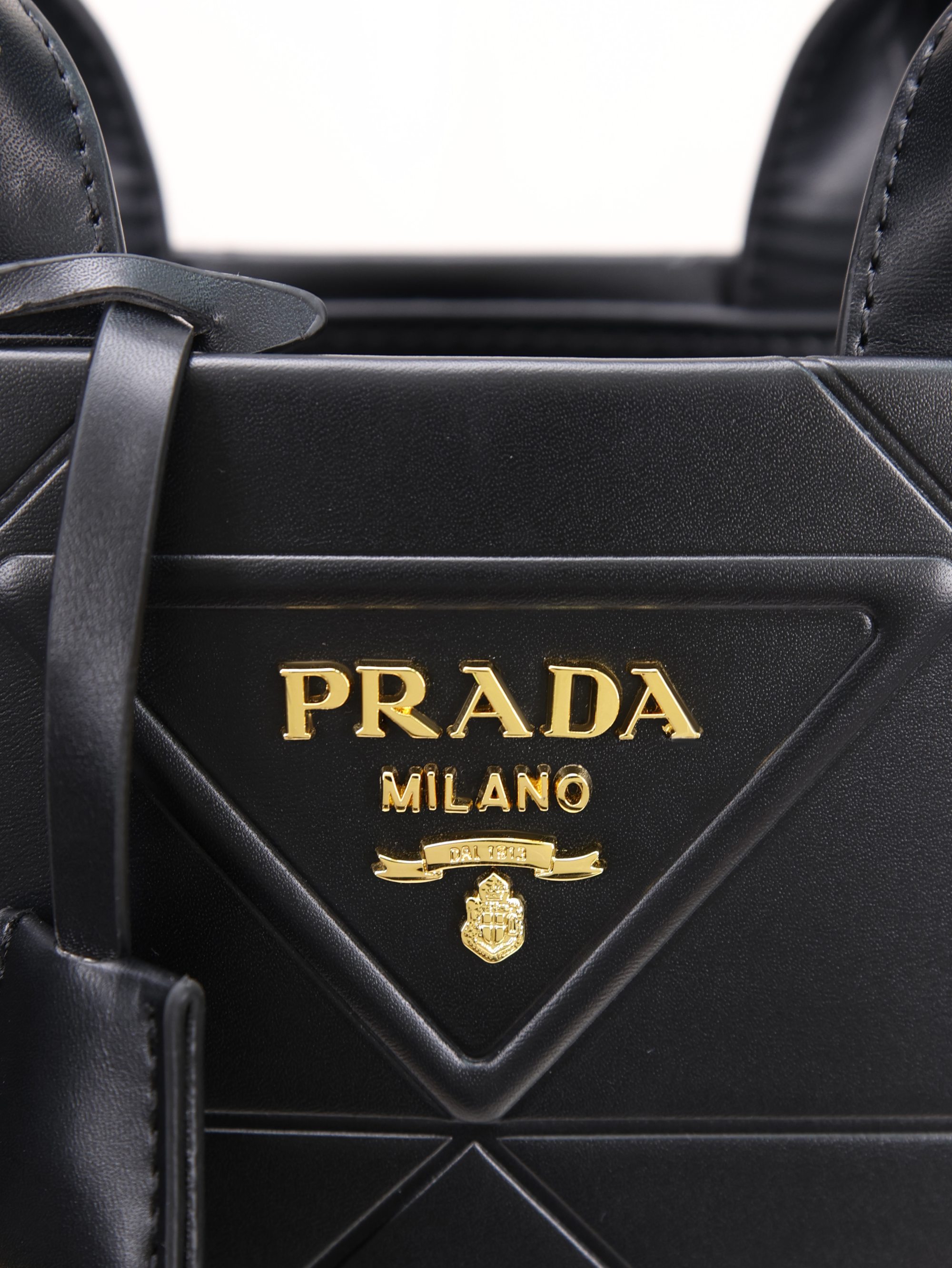 新款。Prada最新22Tote 购物袋 🛍️ 这个系列将是Prada接下来一整季的主打款式。Prada 手袋的曲线型设