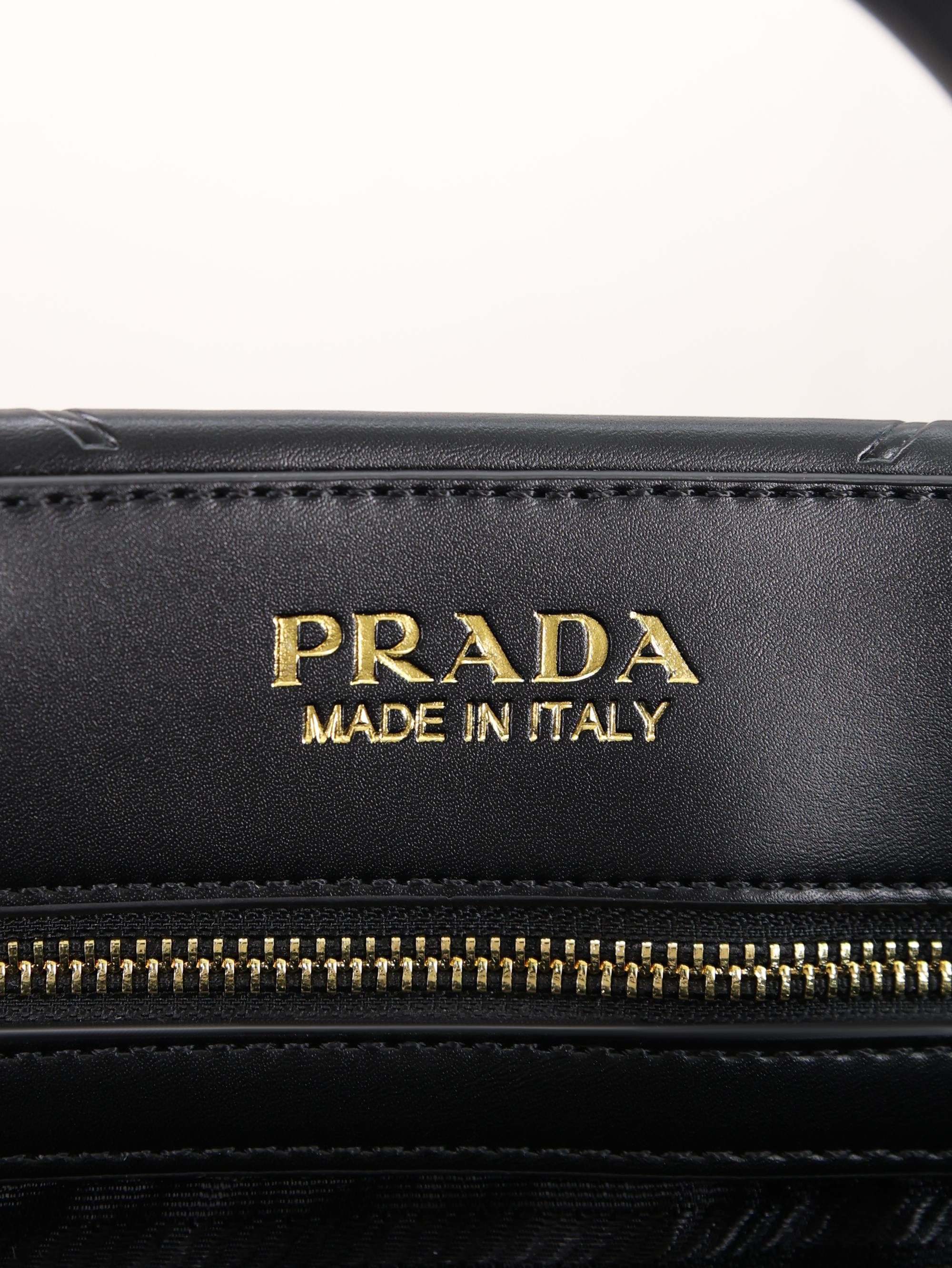 新款。Prada最新22Tote 购物袋 🛍️ 这个系列将是Prada接下来一整季的主打款式。Prada 手袋的曲线型设