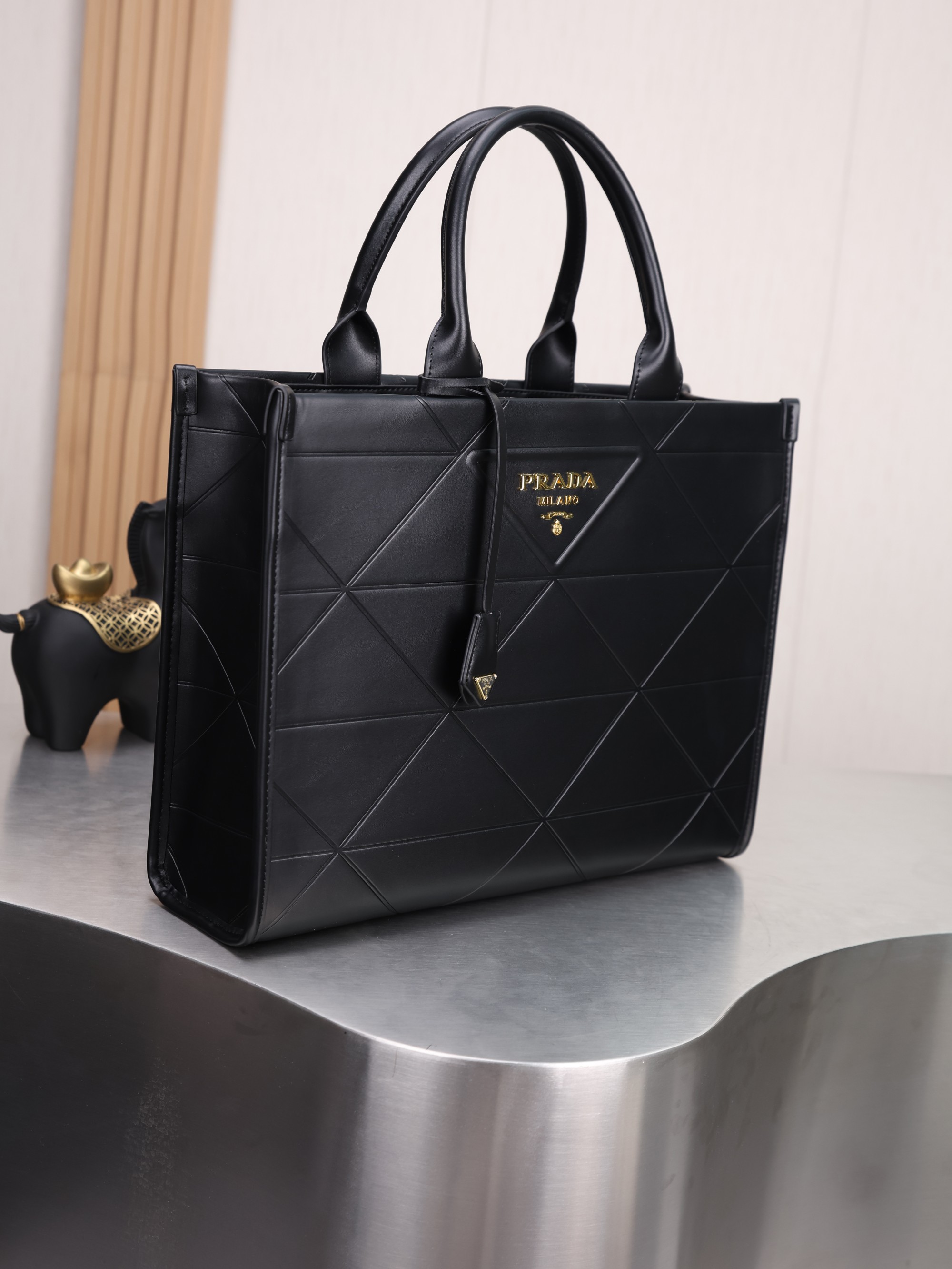 新款。Prada最新22Tote 购物袋 🛍️ 这个系列将是Prada接下来一整季的主打款式。Prada 手袋的曲线型设