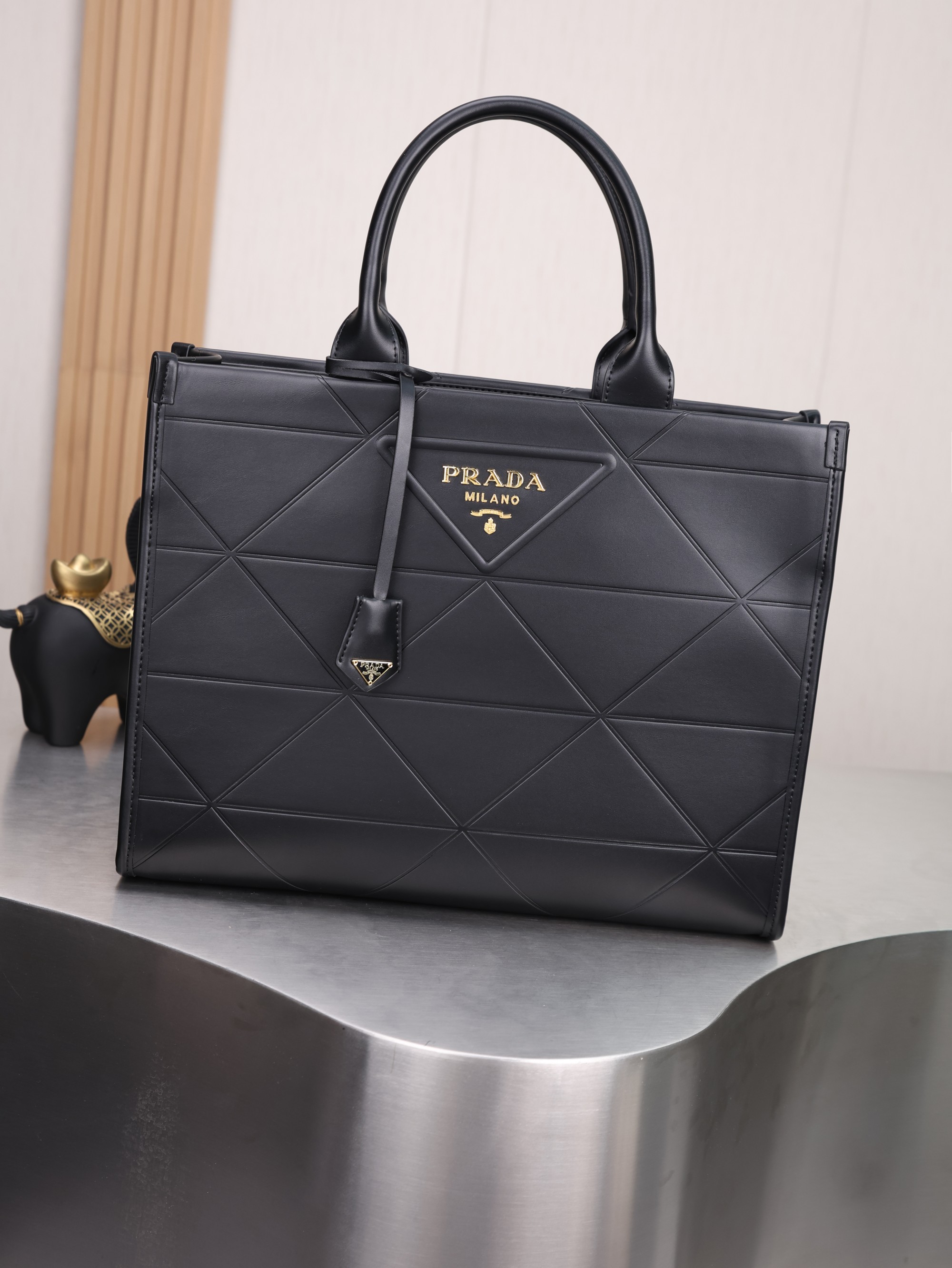 新款。Prada最新22Tote 购物袋 🛍️ 这个系列将是Prada接下来一整季的主打款式。Prada 手袋的曲线型设
