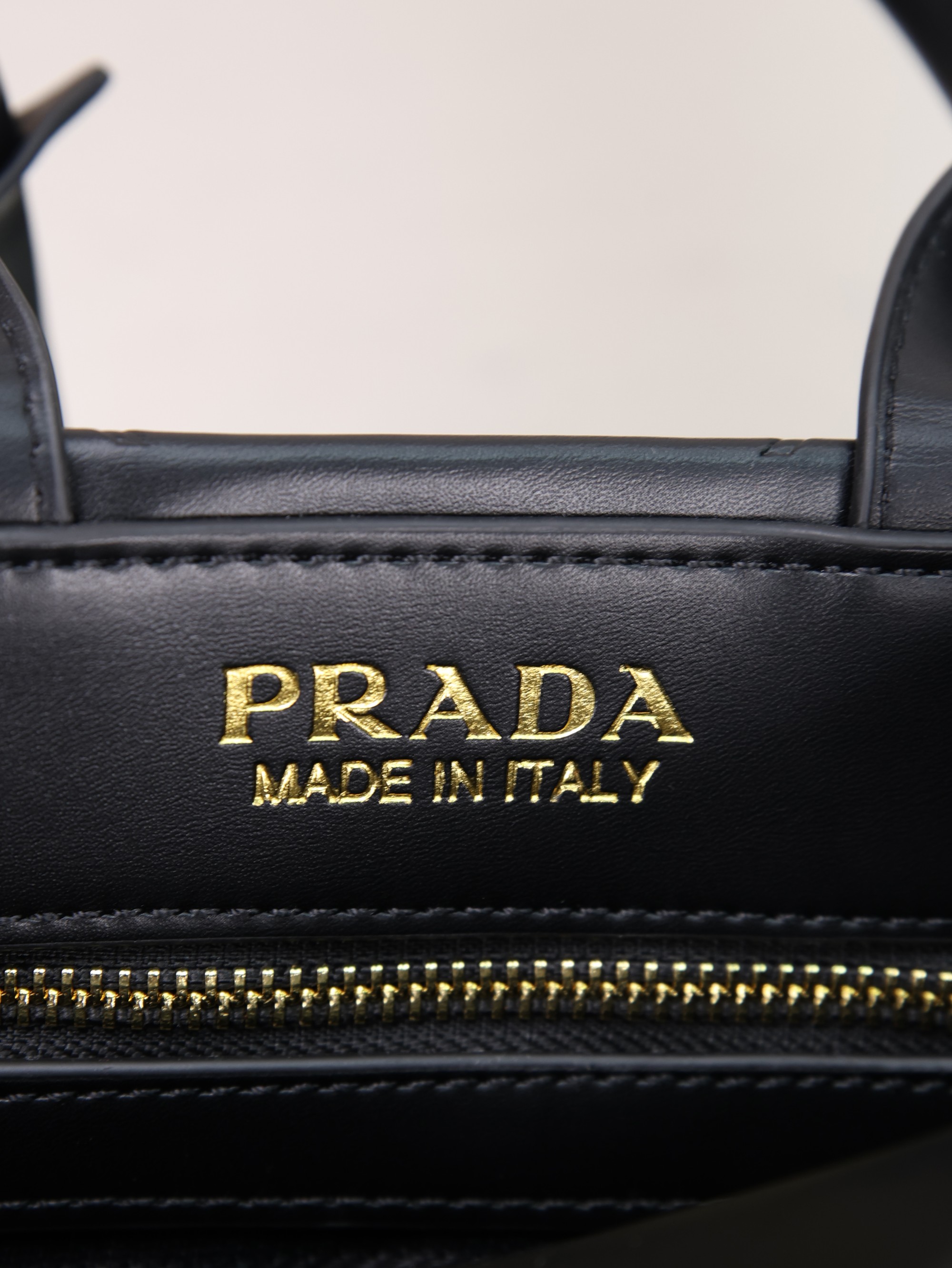 新款。Prada最新22Tote 购物袋 🛍️ 这个系列将是Prada接下来一整季的主打款式。Prada 手袋的曲线型设