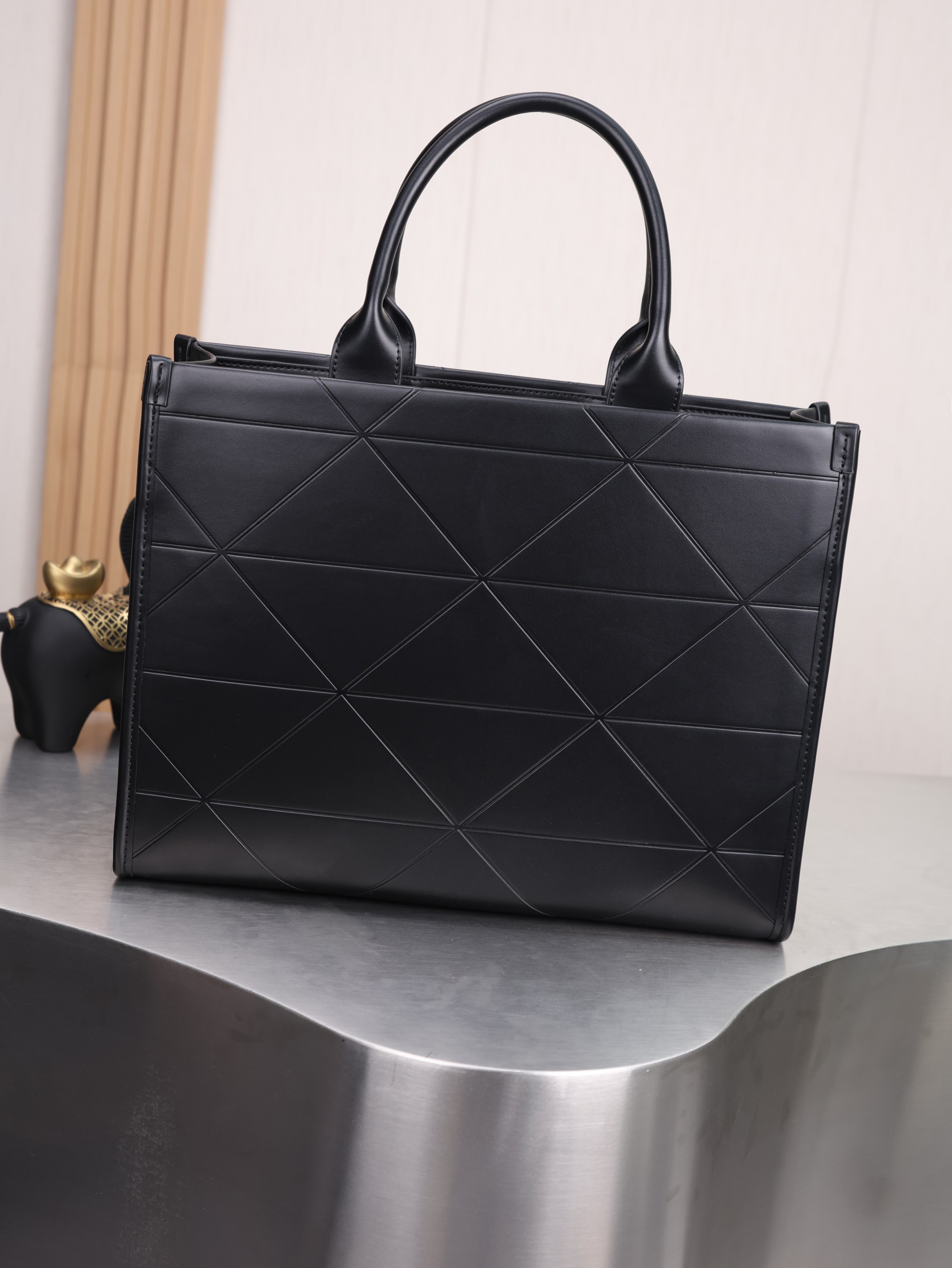 新款。Prada最新22Tote 购物袋 🛍️ 这个系列将是Prada接下来一整季的主打款式。Prada 手袋的曲线型设