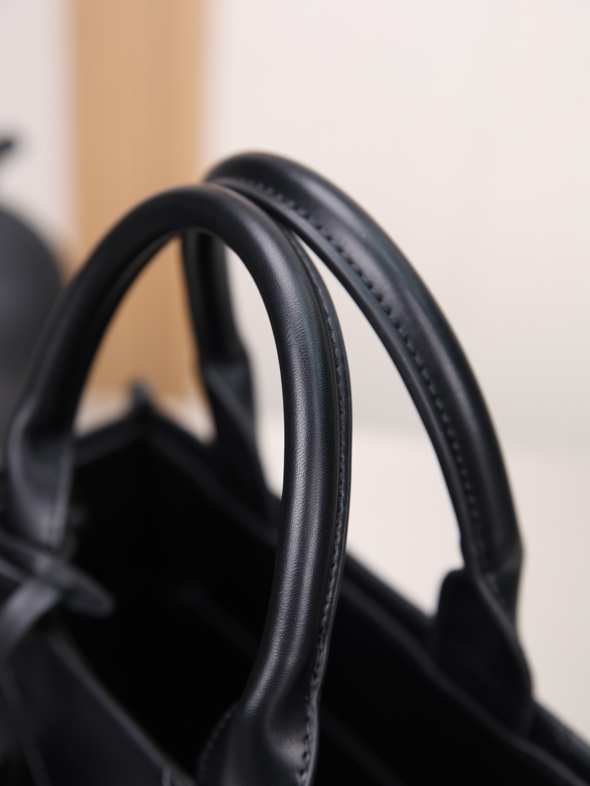 新款。Prada最新22Tote 购物袋 🛍️ 这个系列将是Prada接下来一整季的主打款式。Prada 手袋的曲线型设