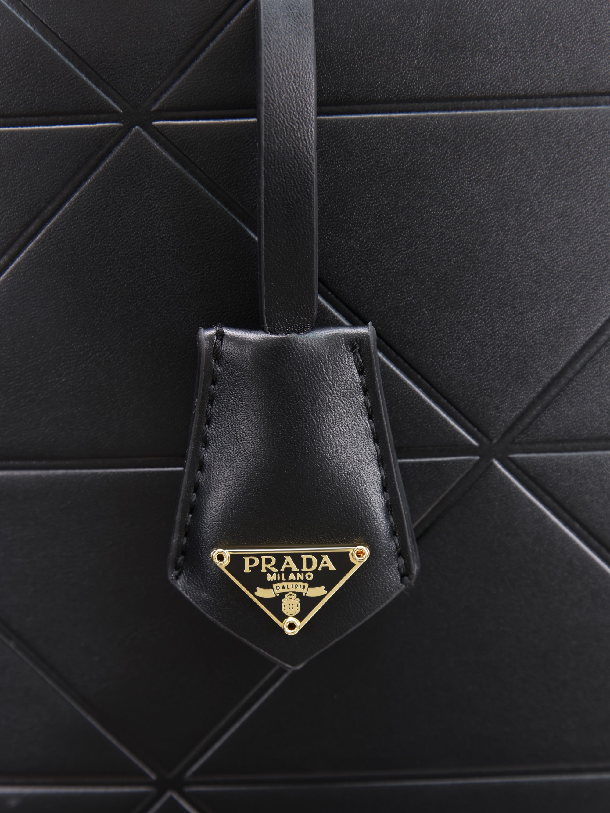 新款。Prada最新22Tote 购物袋 🛍️ 这个系列将是Prada接下来一整季的主打款式。Prada 手袋的曲线型设