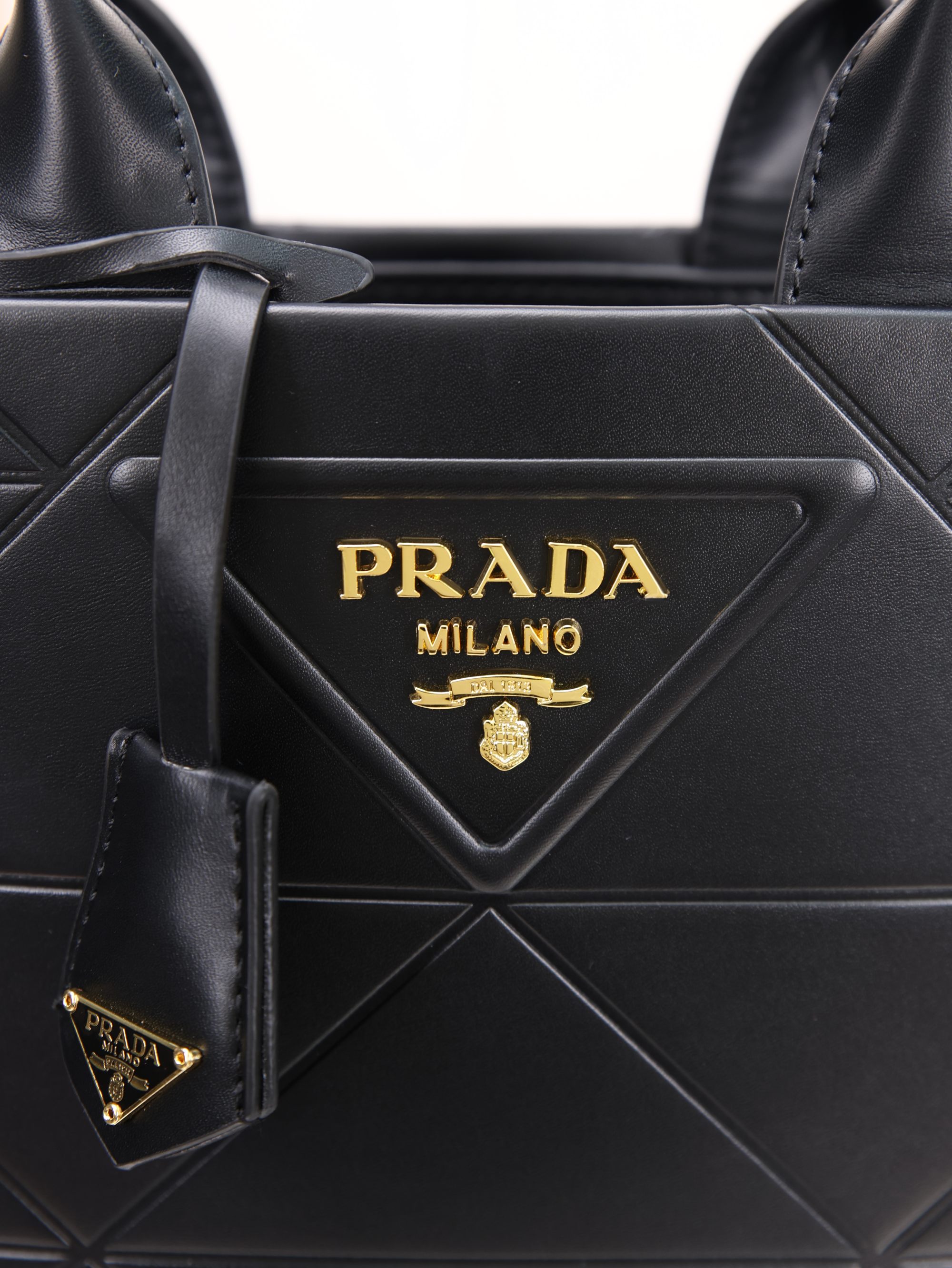 新款。Prada最新22Tote 购物袋 🛍️ 这个系列将是Prada接下来一整季的主打款式。Prada 手袋的曲线型设