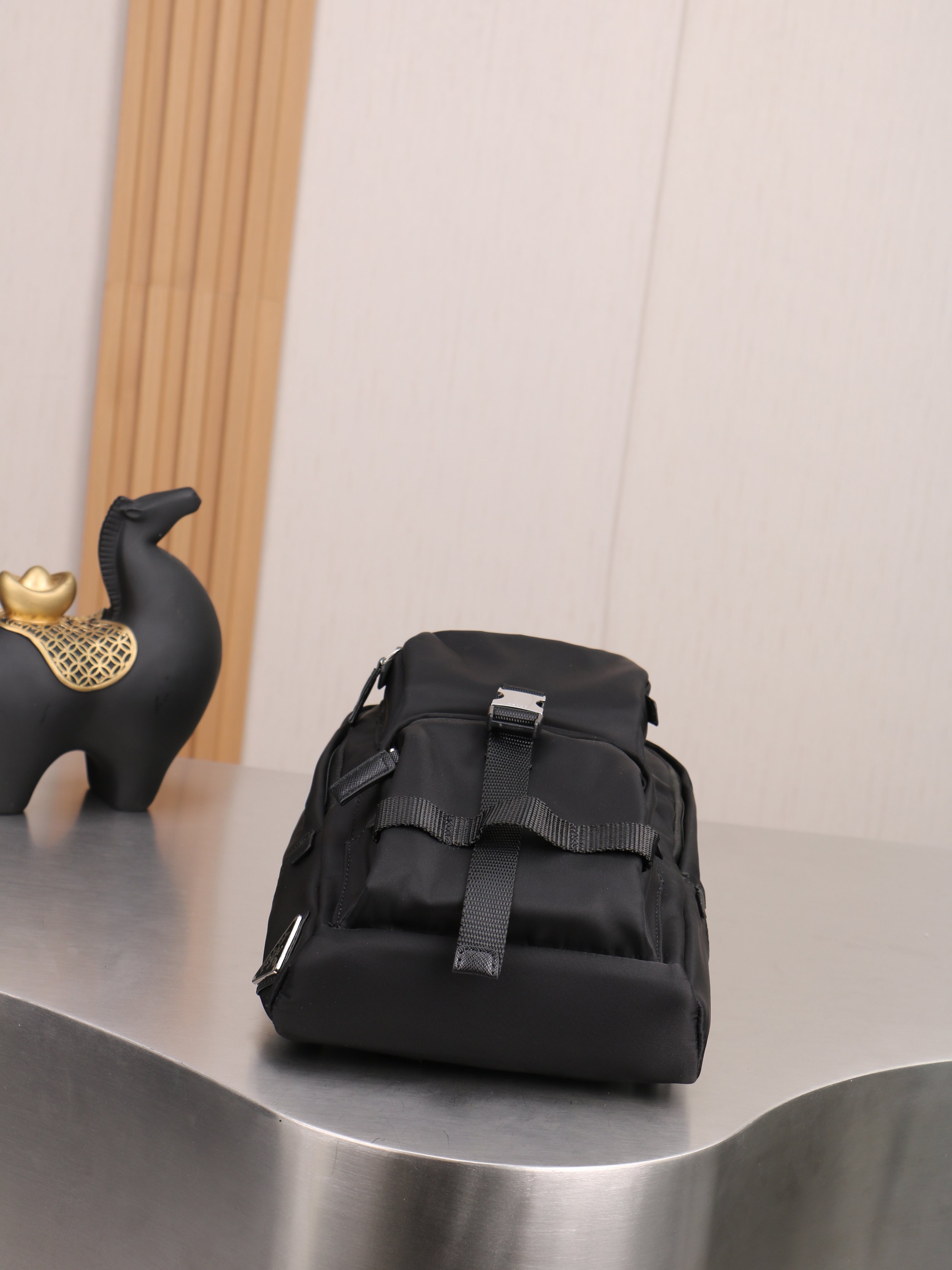 新款。P家专柜新款双肩吊袋🎒背包到货，ECONYL®再生尼龙和Saffiano皮革材质，再生尼龙涂胶织物贴饰+配带扣和磁