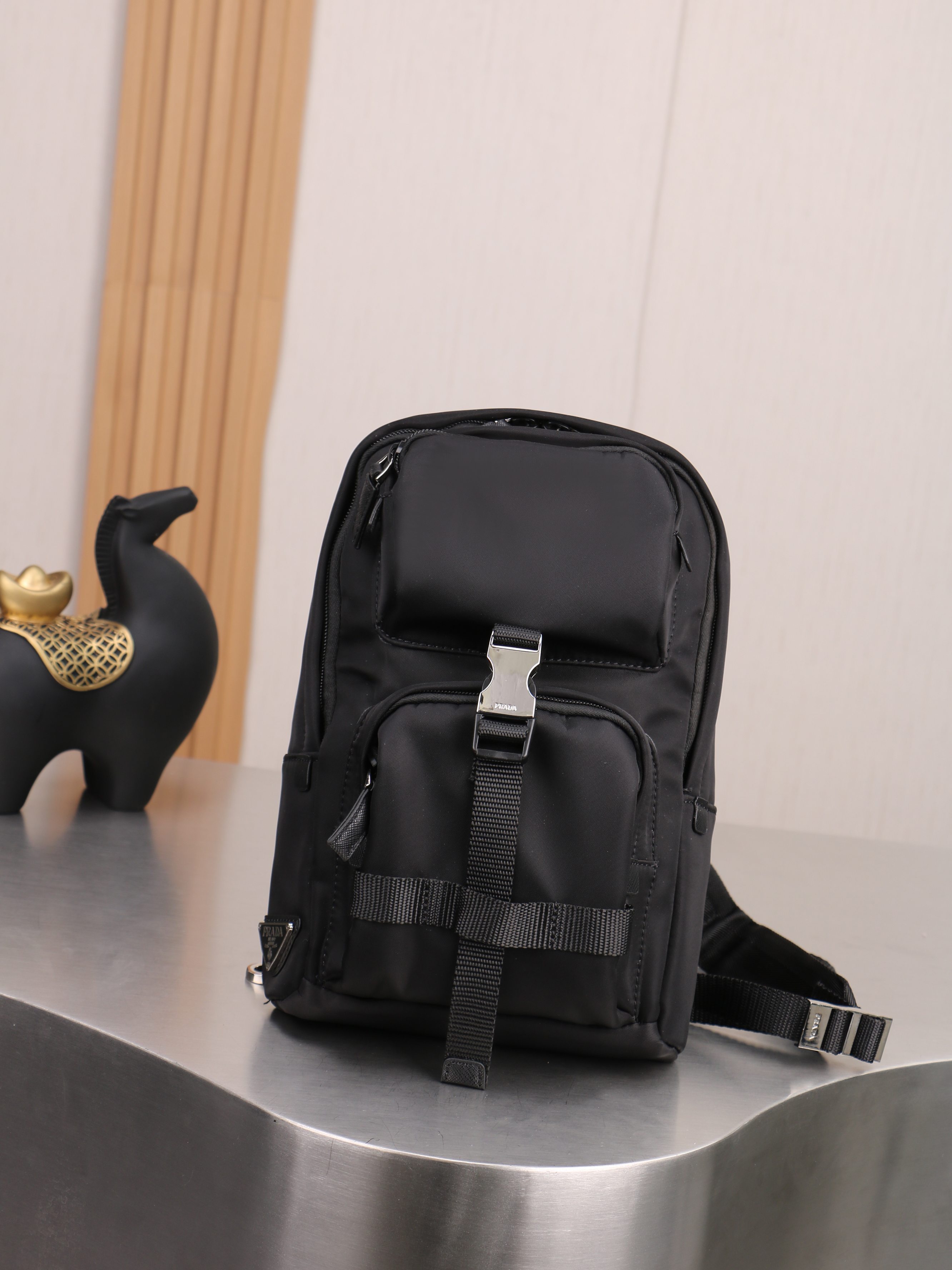 新款。P家专柜新款双肩吊袋🎒背包到货，ECONYL®再生尼龙和Saffiano皮革材质，再生尼龙涂胶织物贴饰+配带扣和磁