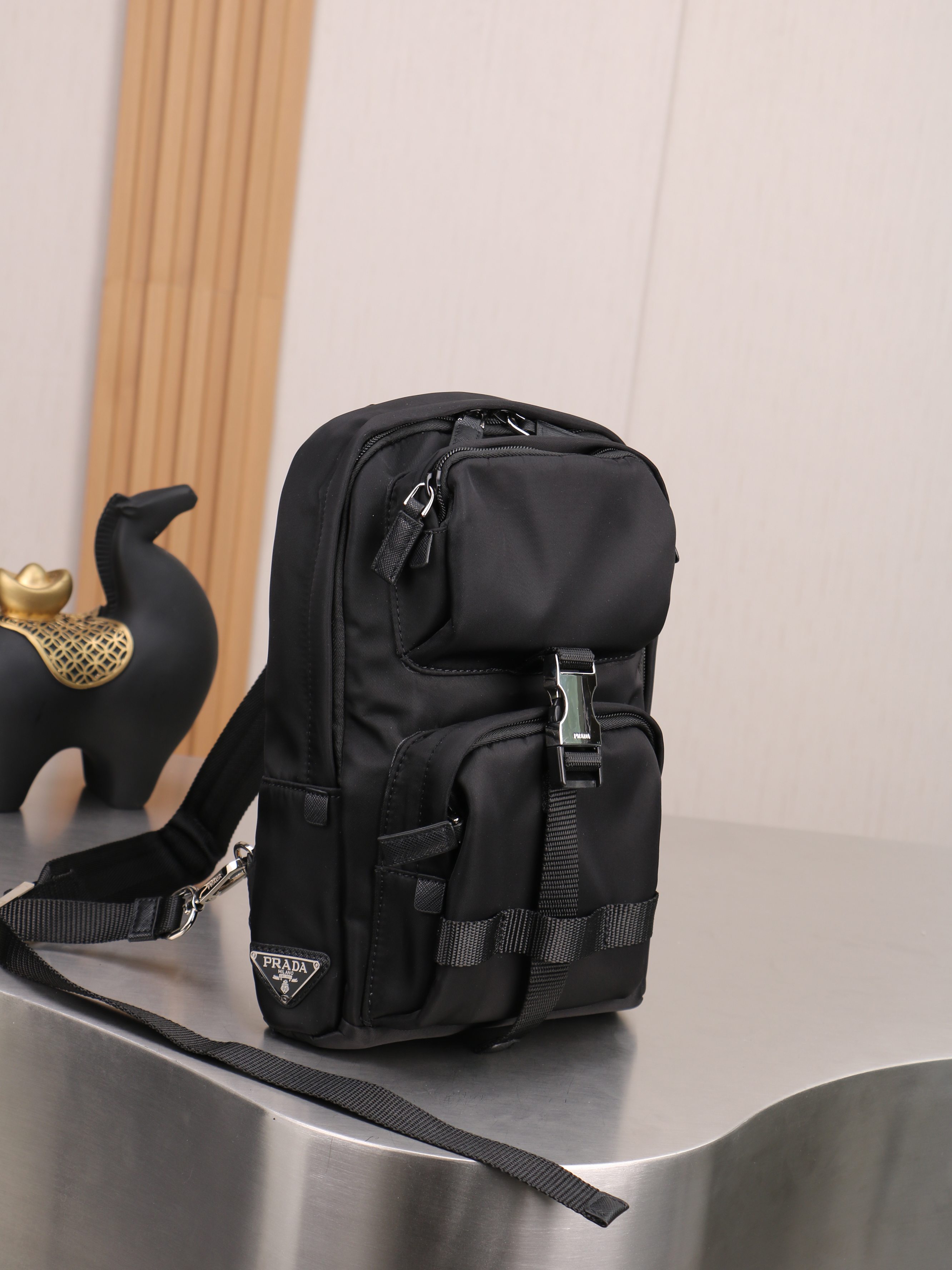 新款。P家专柜新款双肩吊袋🎒背包到货，ECONYL®再生尼龙和Saffiano皮革材质，再生尼龙涂胶织物贴饰+配带扣和磁
