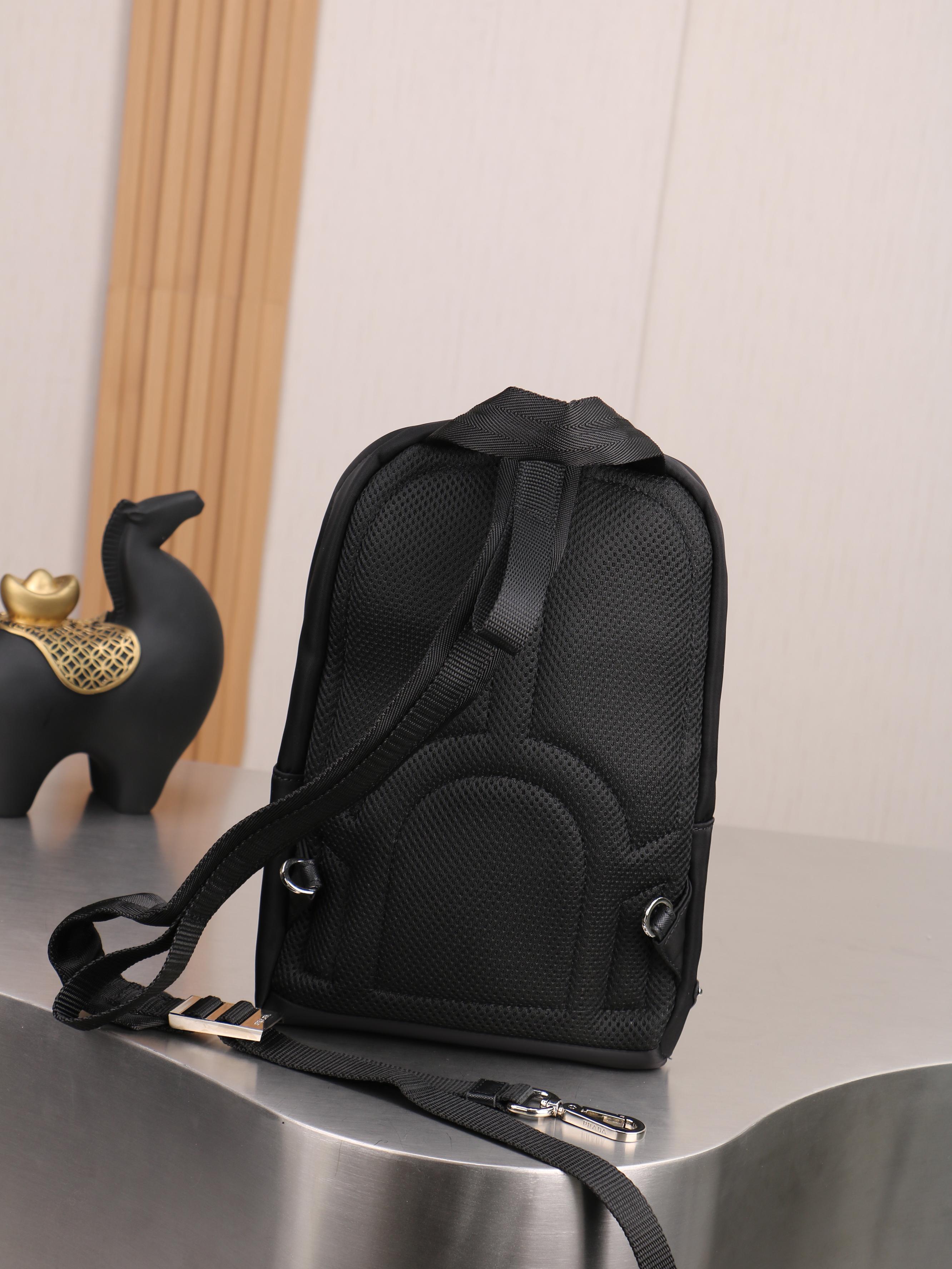 新款。P家专柜新款双肩吊袋🎒背包到货，ECONYL®再生尼龙和Saffiano皮革材质，再生尼龙涂胶织物贴饰+配带扣和磁