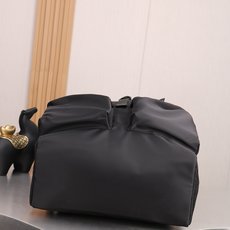 🎉新款走秀款🎉肩背/肩包🎉🎉 这款走秀款双肩背包采用进口尼龙面料,小牛皮和顶级五金,前幅插扣/翻盖和2个口袋设计,配有一 🎉新款走秀款🎉肩背/肩包🎉🎉 这款走秀款双肩背包采用进口尼龙面料,小牛皮和顶级五金,前幅插扣/翻盖和2个口袋设计,配有一