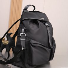 🎉新款走秀款🎉肩背/肩包🎉🎉 这款走秀款双肩背包采用进口尼龙面料,小牛皮和顶级五金,前幅插扣/翻盖和2个口袋设计,配有一 🎉新款走秀款🎉肩背/肩包🎉🎉 这款走秀款双肩背包采用进口尼龙面料,小牛皮和顶级五金,前幅插扣/翻盖和2个口袋设计,配有一