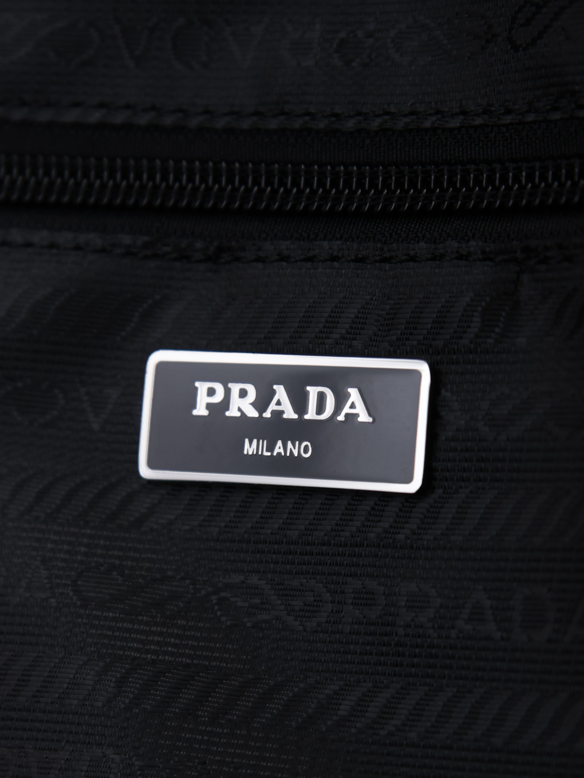 新款。双肩包🎉独家首发🎉双肩背包,黑色😘😘原单货👏👏这款背包以进口Saffiano皮革饰边勾勒轮廓,呈现充满现代感的极简 新款。双肩包🎉独家首发🎉双肩背包,黑色😘😘原单货👏👏这款背包以进口Saffiano皮革饰边勾勒轮廓,呈现充满现代感的极简