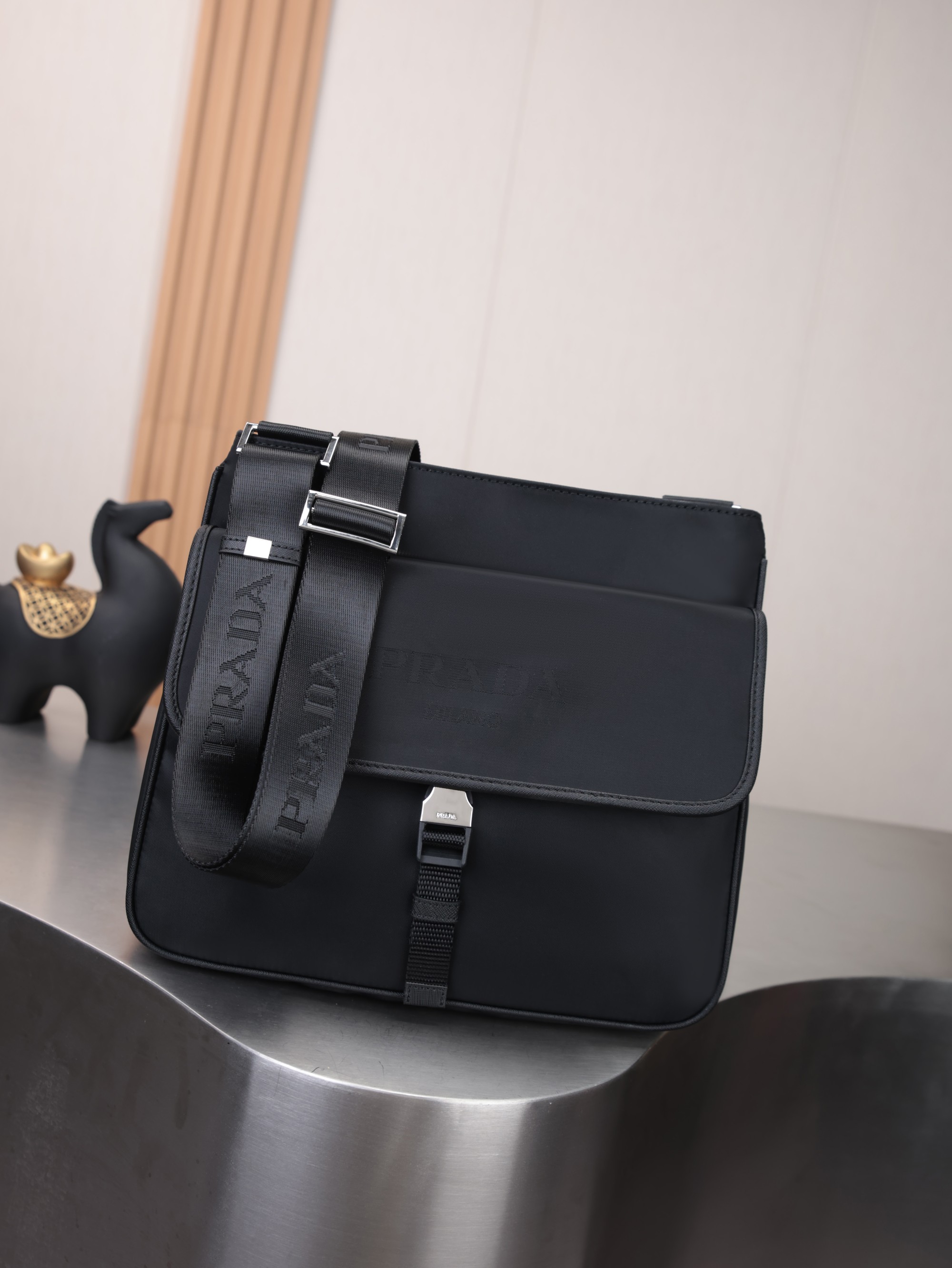 新款。《PRADA》=P家男款单肩包，超经典官网热销款，手工细节都杠杠滴，轻盈的原版防水布料一直受到很多人追捧。175原