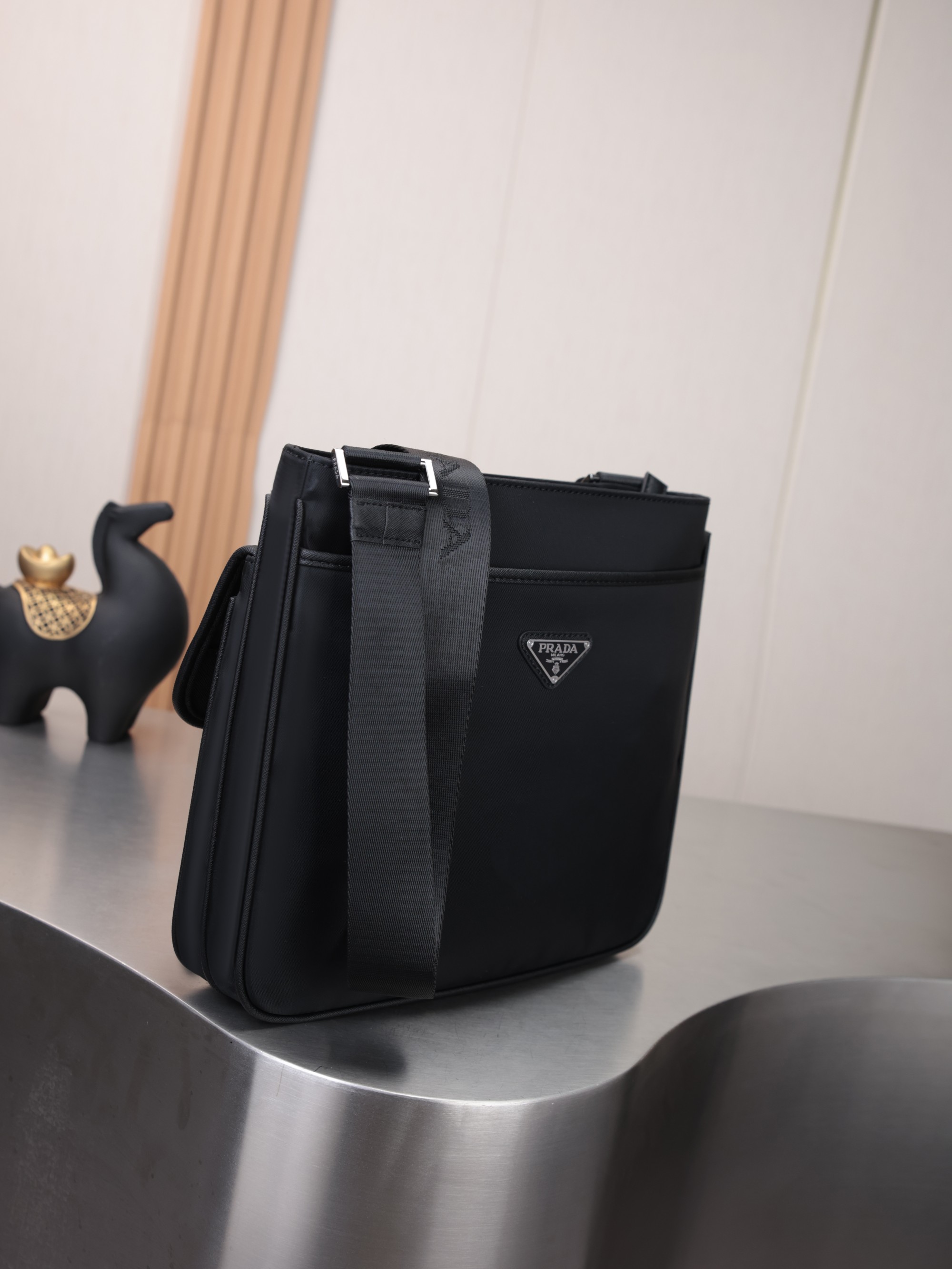 新款。《PRADA》=P家男款单肩包，超经典官网热销款，手工细节都杠杠滴，轻盈的原版防水布料一直受到很多人追捧。175原