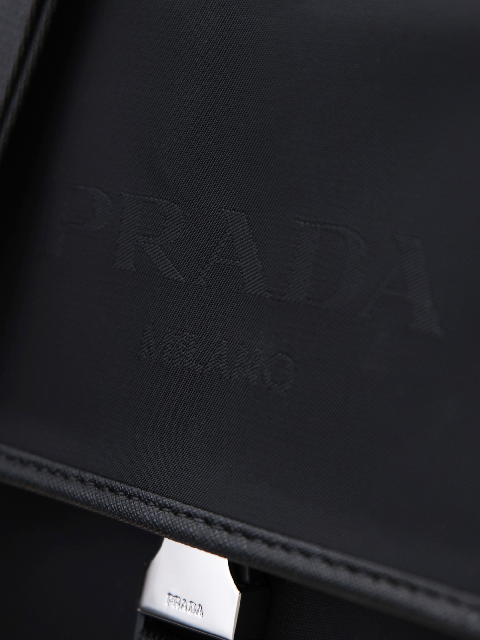 新款。《PRADA》=P家男款单肩包，超经典官网热销款，手工细节都杠杠滴，轻盈的原版防水布料一直受到很多人追捧。175原