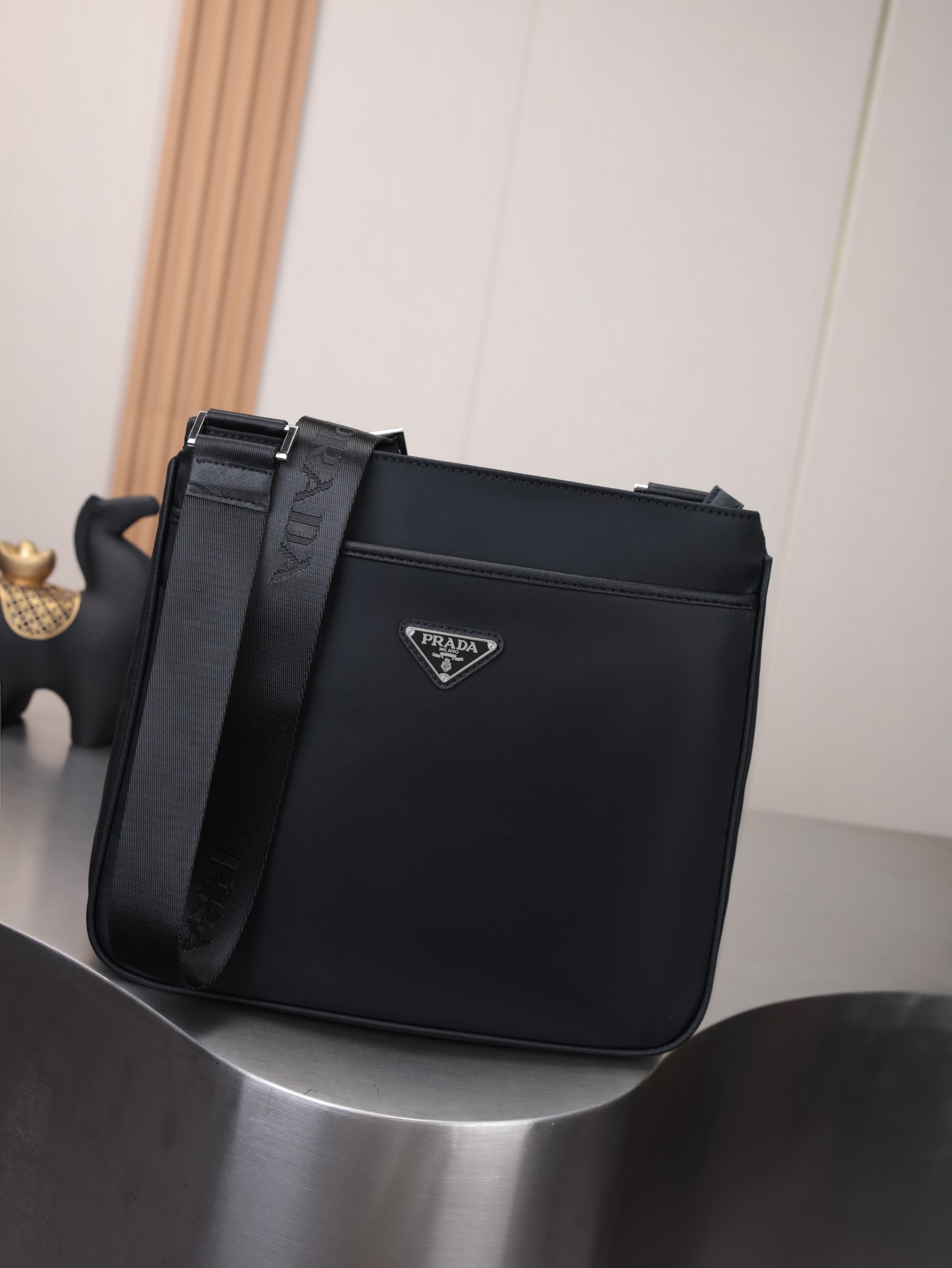 新款。《PRADA》=P家男款单肩包，超经典官网热销款，手工细节都杠杠滴，轻盈的原版防水布料一直受到很多人追捧。175原