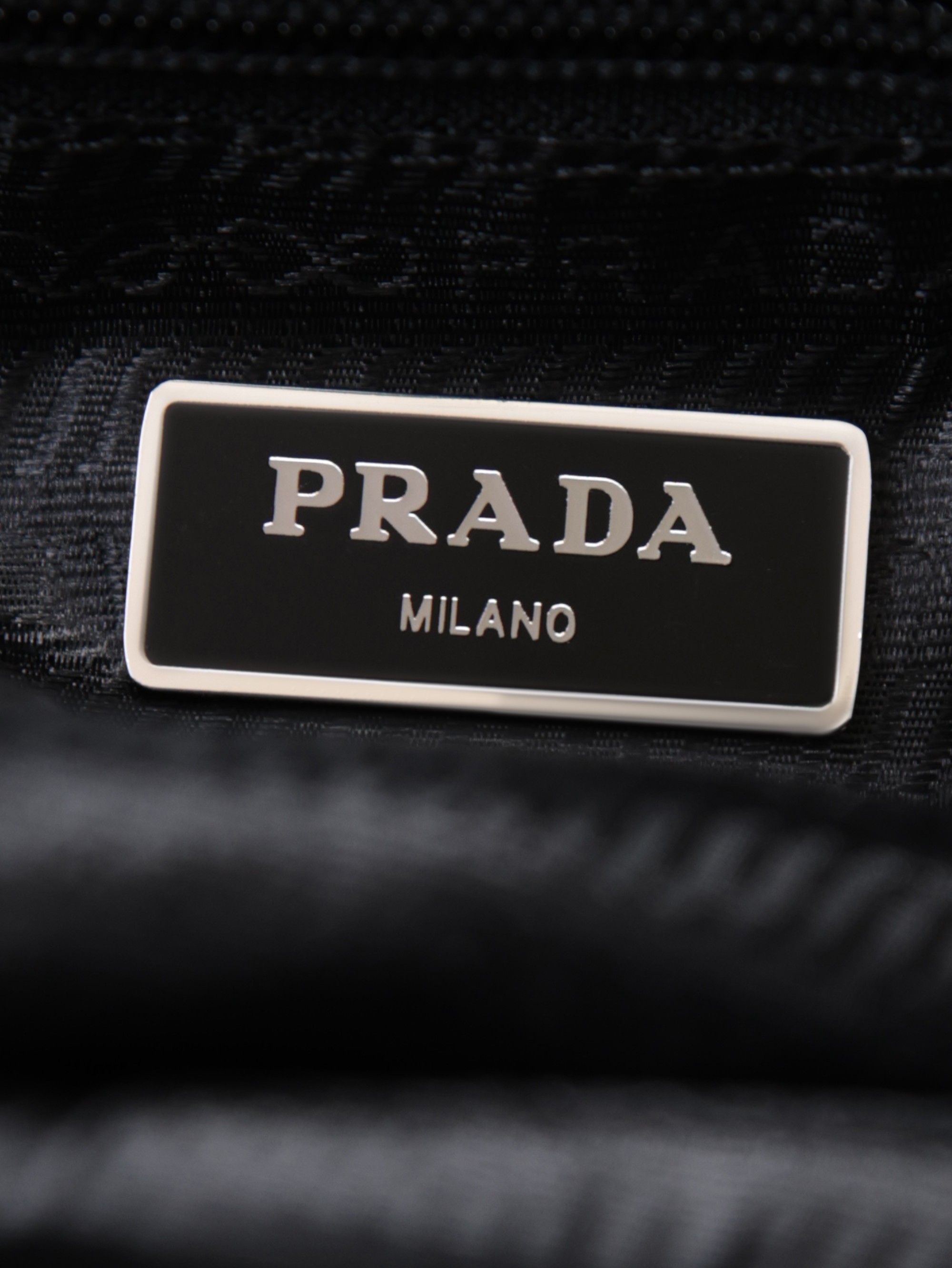 新款。《PRADA》=P家男款单肩包，超经典官网热销款，手工细节都杠杠滴，轻盈的原版防水布料一直受到很多人追捧。175原