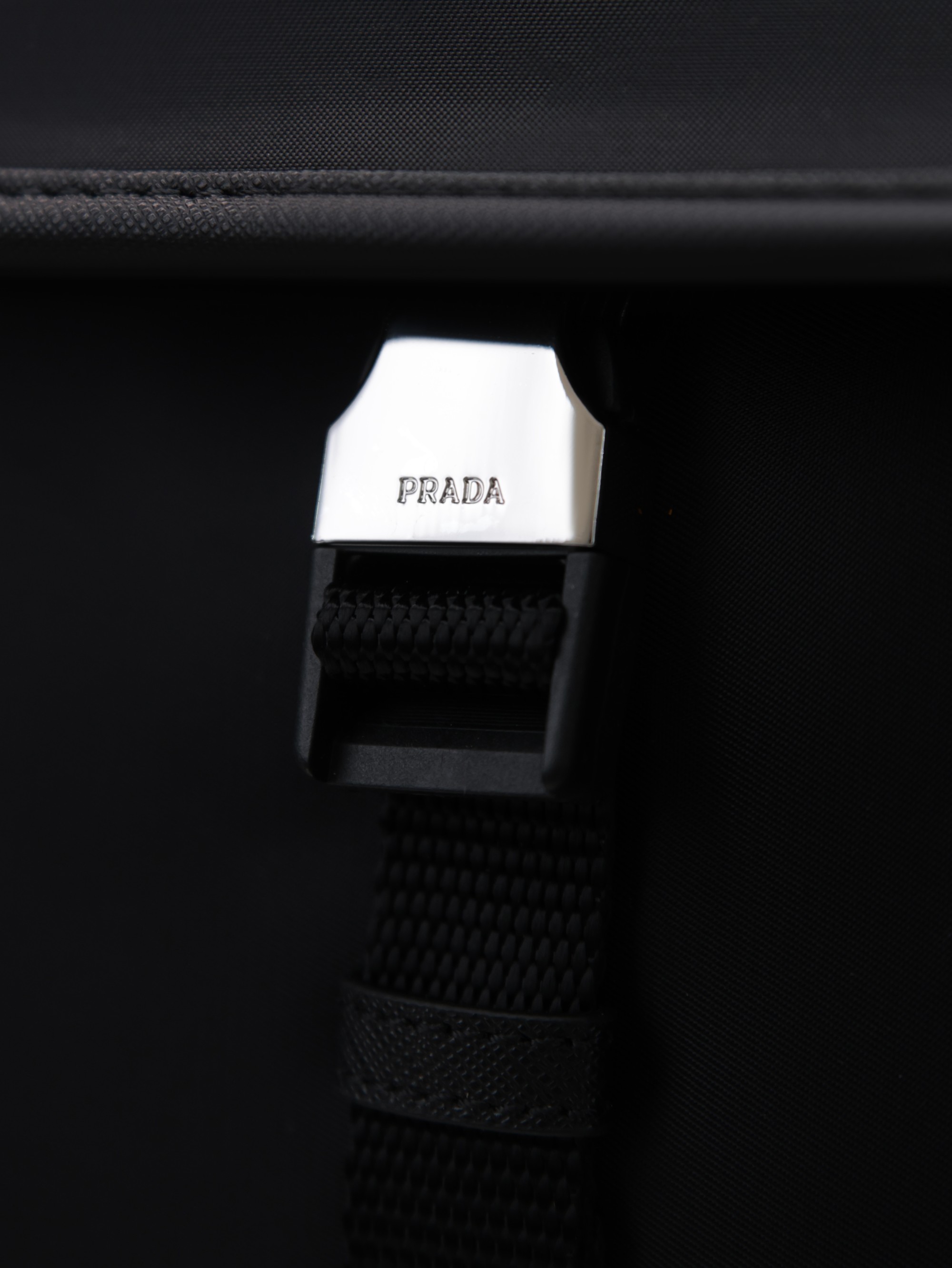 新款。《PRADA》=P家男款单肩包，超经典官网热销款，手工细节都杠杠滴，轻盈的原版防水布料一直受到很多人追捧。175原