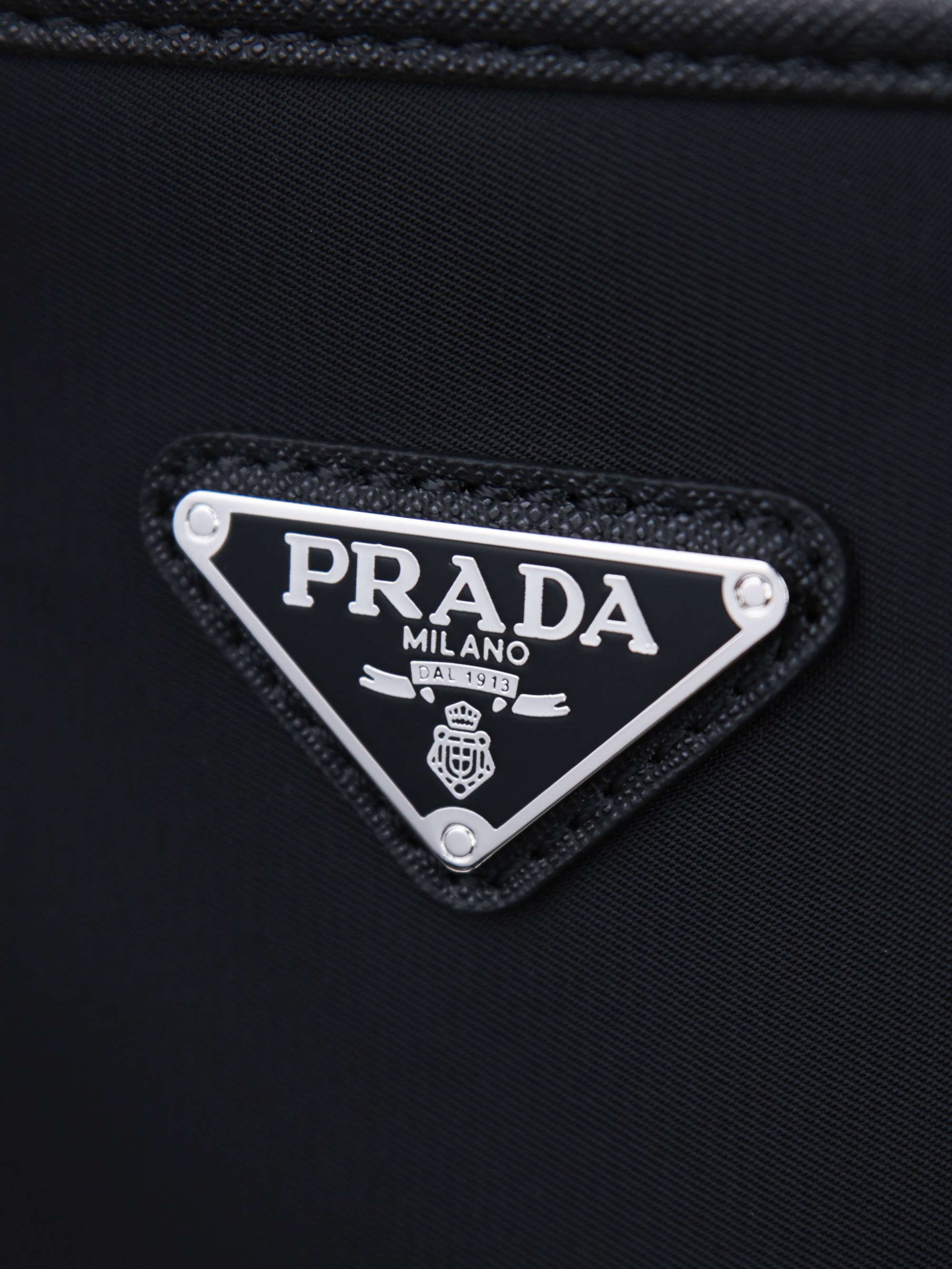 新款。《PRADA》=P家男款单肩包，超经典官网热销款，手工细节都杠杠滴，轻盈的原版防水布料一直受到很多人追捧。175原