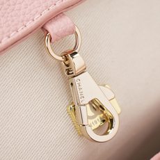 新款。全套包装香奈儿26S法棍包|美到失语🌟 香奈儿26S系列刚上就封神的法棍包,直接预定今年的“包王”席位!实物上手比 新款。全套包装香奈儿26S法棍包|美到失语🌟 香奈儿26S系列刚上就封神的法棍包,直接预定今年的“包王”席位!实物上手比