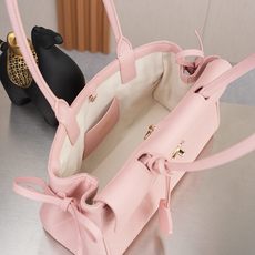 新款。全套包装香奈儿26S法棍包|美到失语🌟 香奈儿26S系列刚上就封神的法棍包,直接预定今年的“包王”席位!实物上手比 新款。全套包装香奈儿26S法棍包|美到失语🌟 香奈儿26S系列刚上就封神的法棍包,直接预定今年的“包王”席位!实物上手比