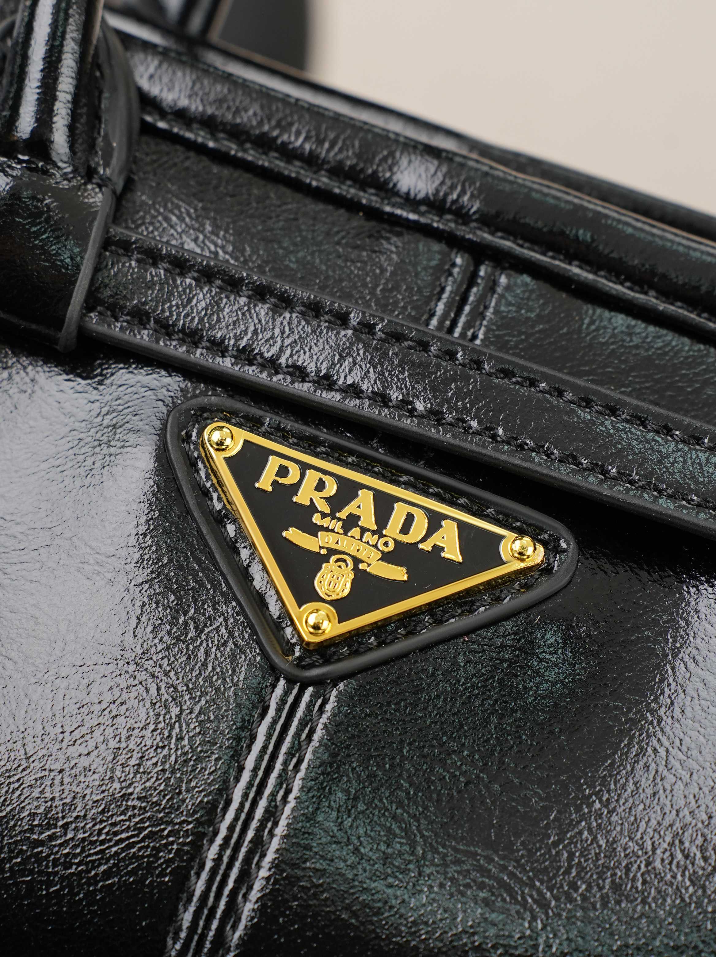 新款-黑色。#迷你mini配盒⚠️尺寸24*12 Prada 普拉达Soft Lux 手提包 柔软材质+经典三角Logo 新款-黑色。#迷你mini配盒⚠️尺寸24*12 Prada 普拉达Soft Lux 手提包 柔软材质+经典三角Logo