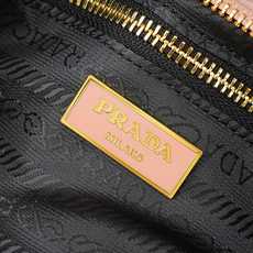 新款-粉色。#迷你mini配盒⚠️尺寸24*12 Prada 普拉达Soft Lux 手提包 柔软材质+经典三角Logo 新款-粉色。#迷你mini配盒⚠️尺寸24*12 Prada 普拉达Soft Lux 手提包 柔软材质+经典三角Logo