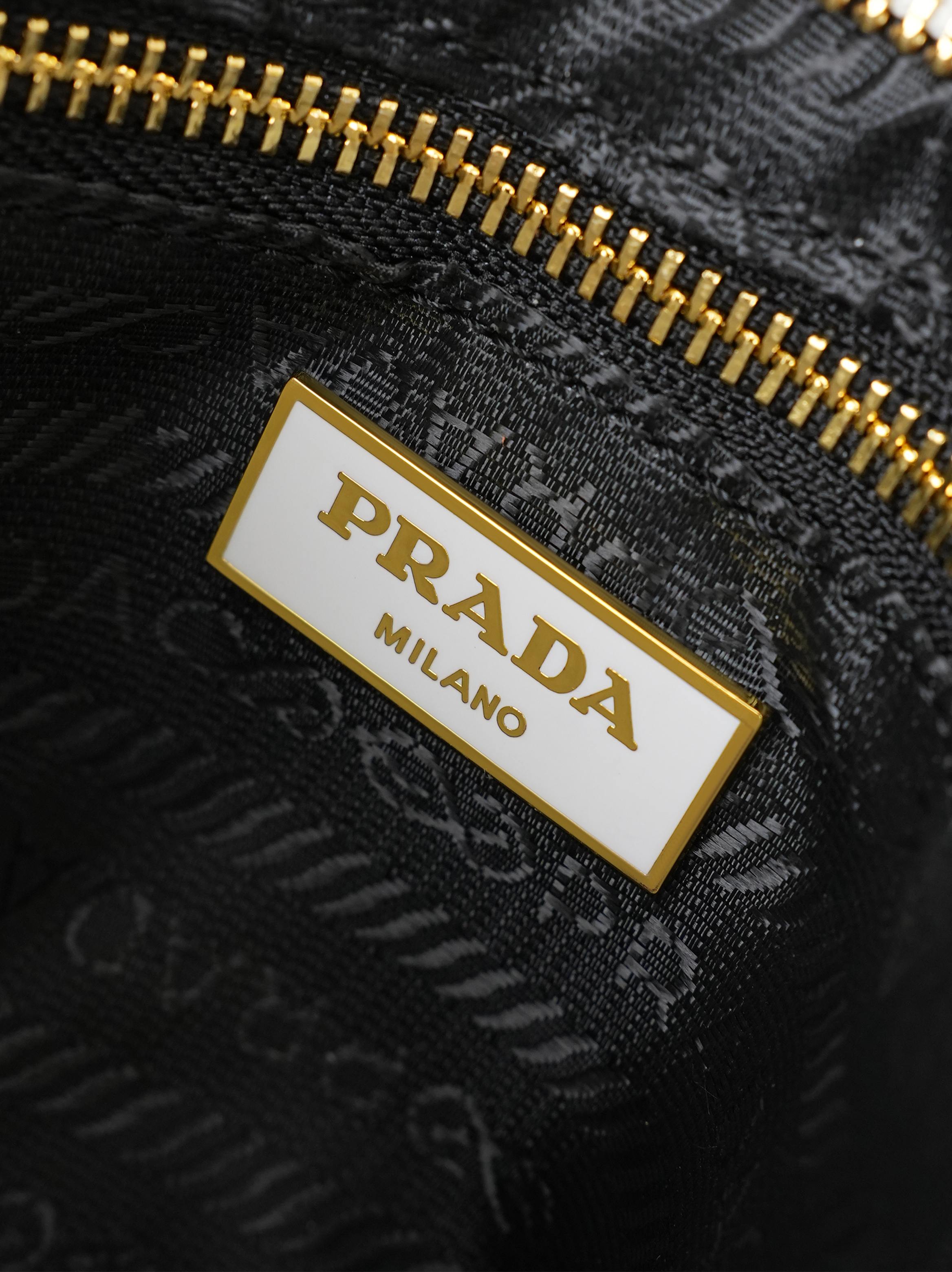 新款-白色。#迷你mini配盒⚠️尺寸24*12 Prada 普拉达Soft Lux 手提包 柔软材质+经典三角Logo 新款-白色。#迷你mini配盒⚠️尺寸24*12 Prada 普拉达Soft Lux 手提包 柔软材质+经典三角Logo