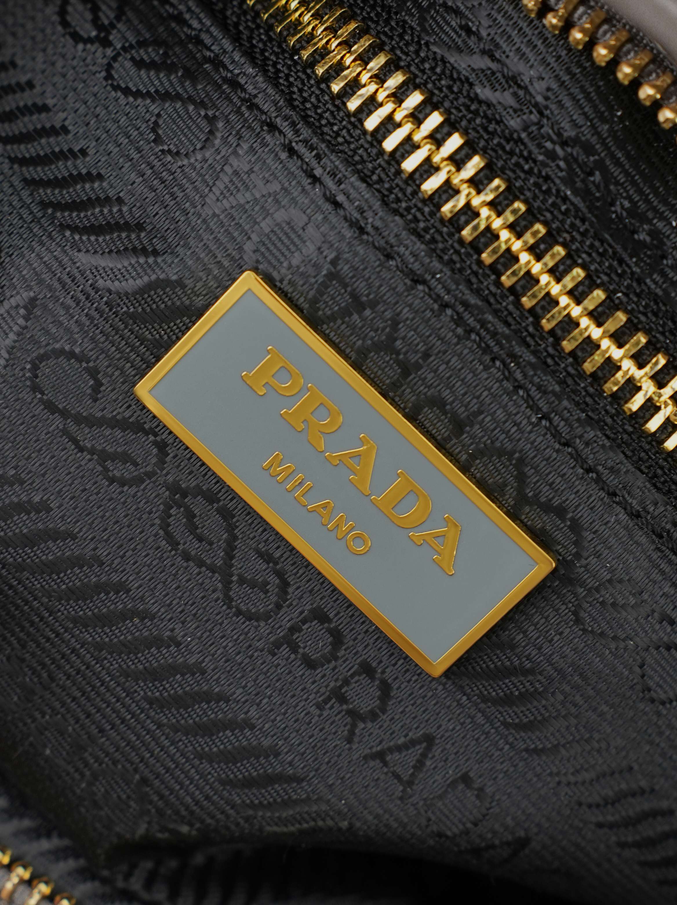 新款-灰色。#迷你mini配盒⚠️尺寸24*12 Prada 普拉达Soft Lux 手提包 柔软材质+经典三角Logo 新款-灰色。#迷你mini配盒⚠️尺寸24*12 Prada 普拉达Soft Lux 手提包 柔软材质+经典三角Logo