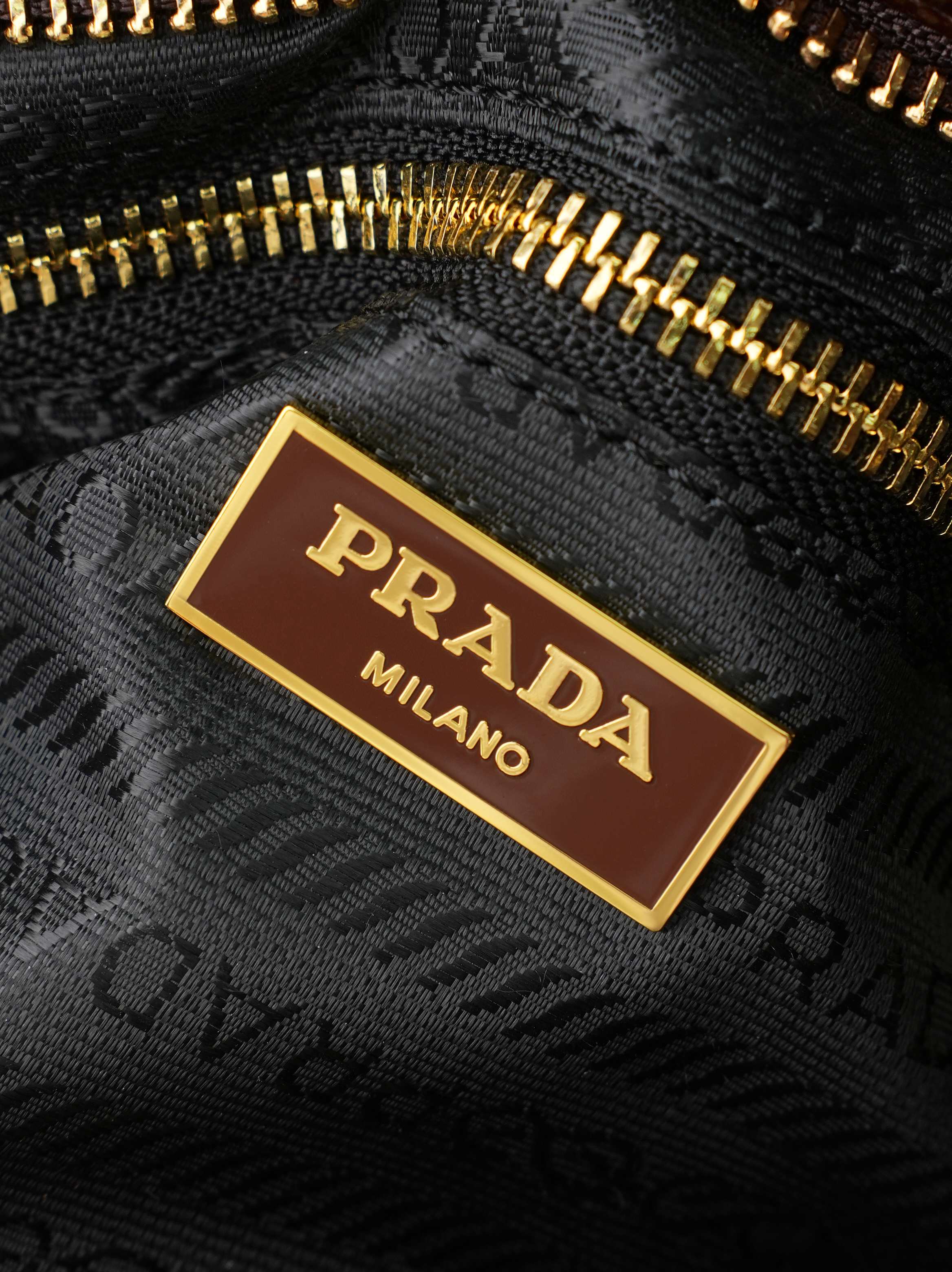 新款-棕色。#迷你mini配盒⚠️尺寸24*12 Prada 普拉达Soft Lux 手提包 柔软材质+经典三角Logo 新款-棕色。#迷你mini配盒⚠️尺寸24*12 Prada 普拉达Soft Lux 手提包 柔软材质+经典三角Logo