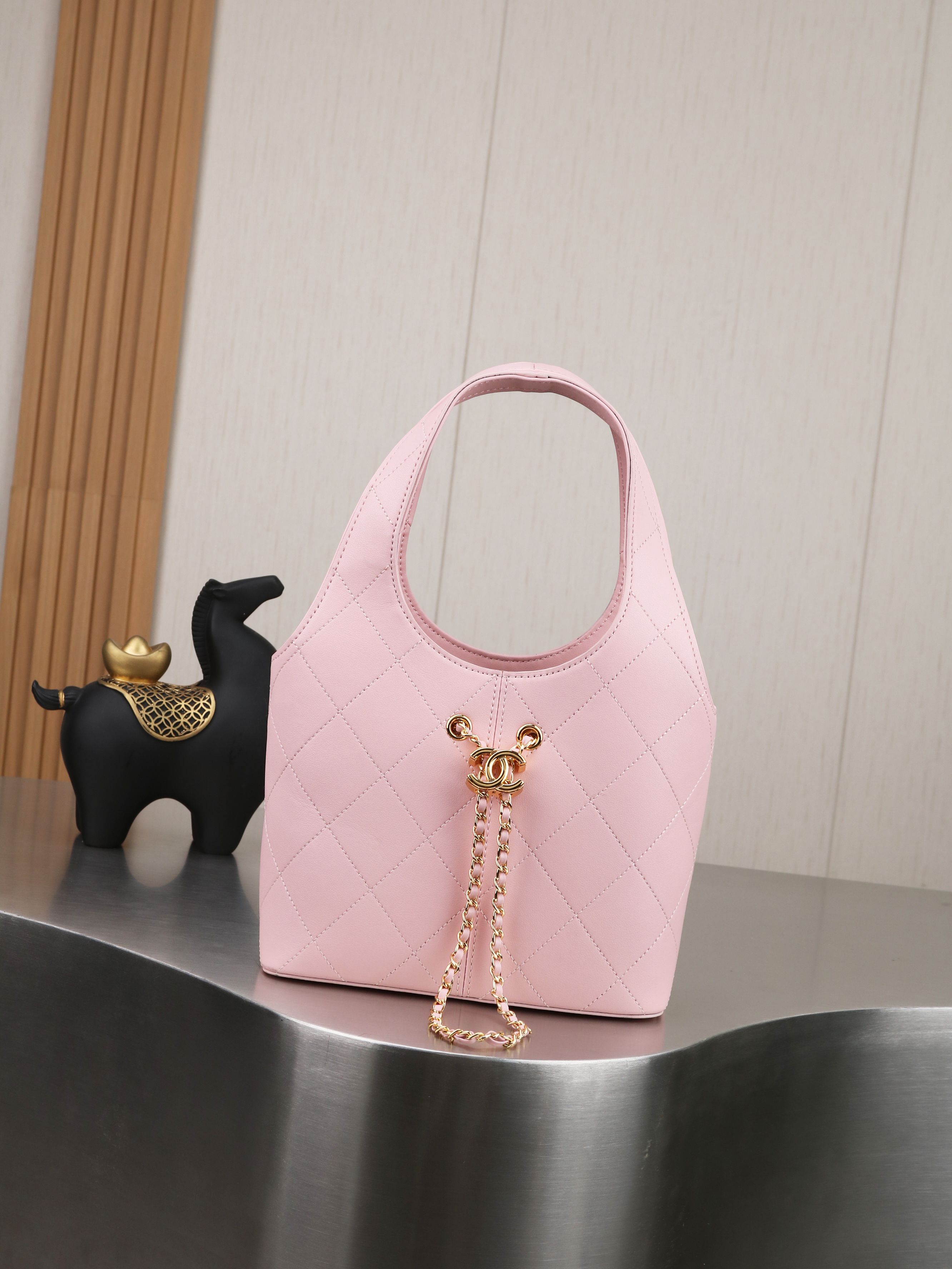 香奈儿26P菜篮子包 小号设计，经典菱格纹，金属链条和双C Logo超有辨识度✨。抽绳开合，容量适中，日常通勤、休闲出街