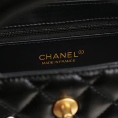 新款。香奈儿(CHANEL)经典CF系列手袋 🌸 优雅绽放,经典重塑 以经典菱格纹为基底,点缀立体花卉与珍珠装饰 新款。香奈儿(CHANEL)经典CF系列手袋 🌸 优雅绽放,经典重塑 以经典菱格纹为基底,点缀立体花卉与珍珠装饰