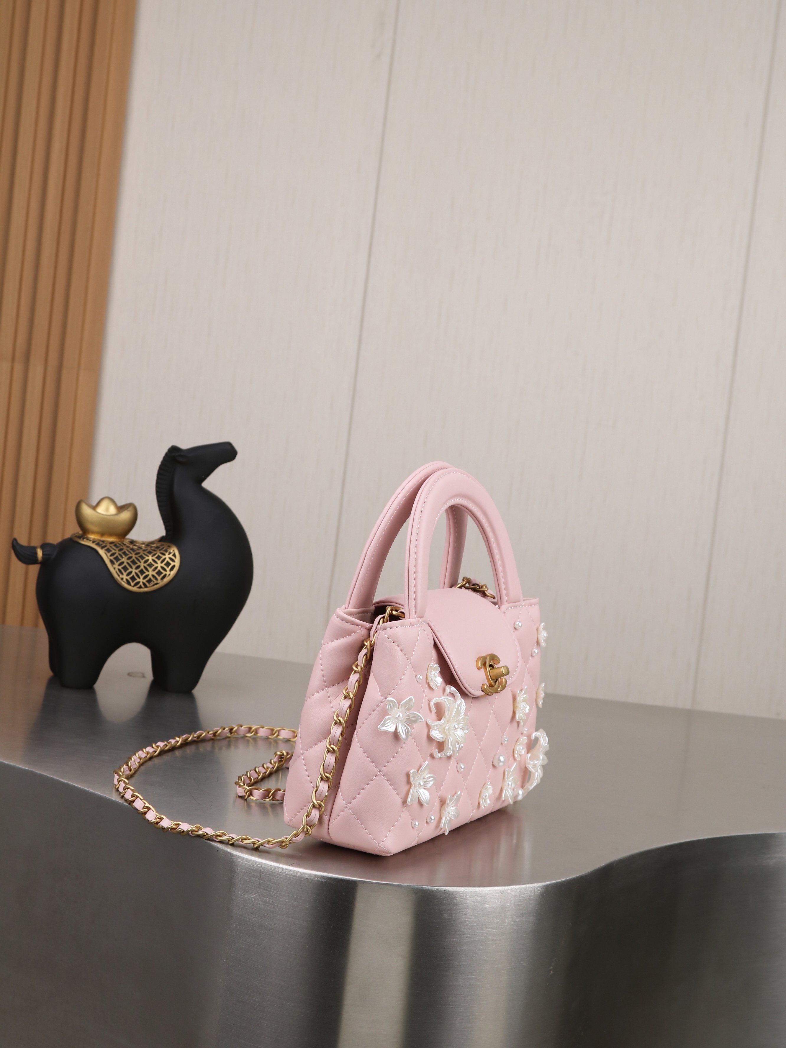 新款。香奈儿(CHANEL)经典CF系列手袋 🌸 优雅绽放,经典重塑 以经典菱格纹为基底,点缀立体花卉与珍珠装饰 新款。香奈儿(CHANEL)经典CF系列手袋 🌸 优雅绽放,经典重塑 以经典菱格纹为基底,点缀立体花卉与珍珠装饰