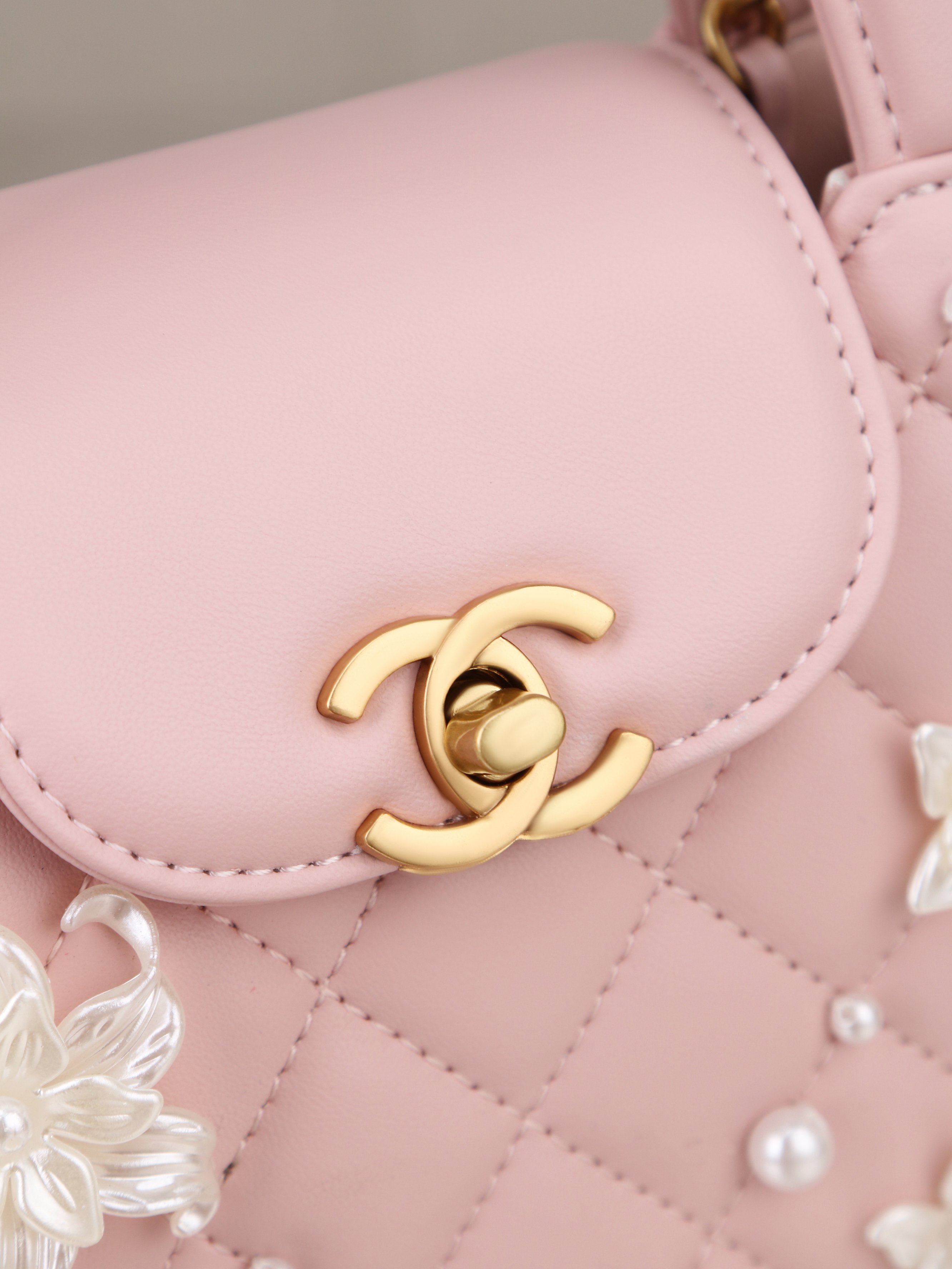新款。香奈儿(CHANEL)经典CF系列手袋 🌸 优雅绽放,经典重塑 以经典菱格纹为基底,点缀立体花卉与珍珠装饰 新款。香奈儿(CHANEL)经典CF系列手袋 🌸 优雅绽放,经典重塑 以经典菱格纹为基底,点缀立体花卉与珍珠装饰