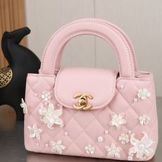 新款。香奈儿(CHANEL)经典CF系列手袋 🌸 优雅绽放,经典重塑 以经典菱格纹为基底,点缀立体花卉与珍珠装饰 新款。香奈儿(CHANEL)经典CF系列手袋 🌸 优雅绽放,经典重塑 以经典菱格纹为基底,点缀立体花卉与珍珠装饰