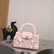 新款。香奈儿(CHANEL)经典CF系列手袋 🌸 优雅绽放,经典重塑 以经典菱格纹为基底,点缀立体花卉与珍珠装饰 新款。香奈儿(CHANEL)经典CF系列手袋 🌸 优雅绽放,经典重塑 以经典菱格纹为基底,点缀立体花卉与珍珠装饰
